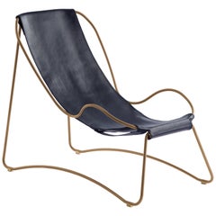 Chaise longue contemporaine sculpturale en métal laiton vieilli et cuir bleu marine