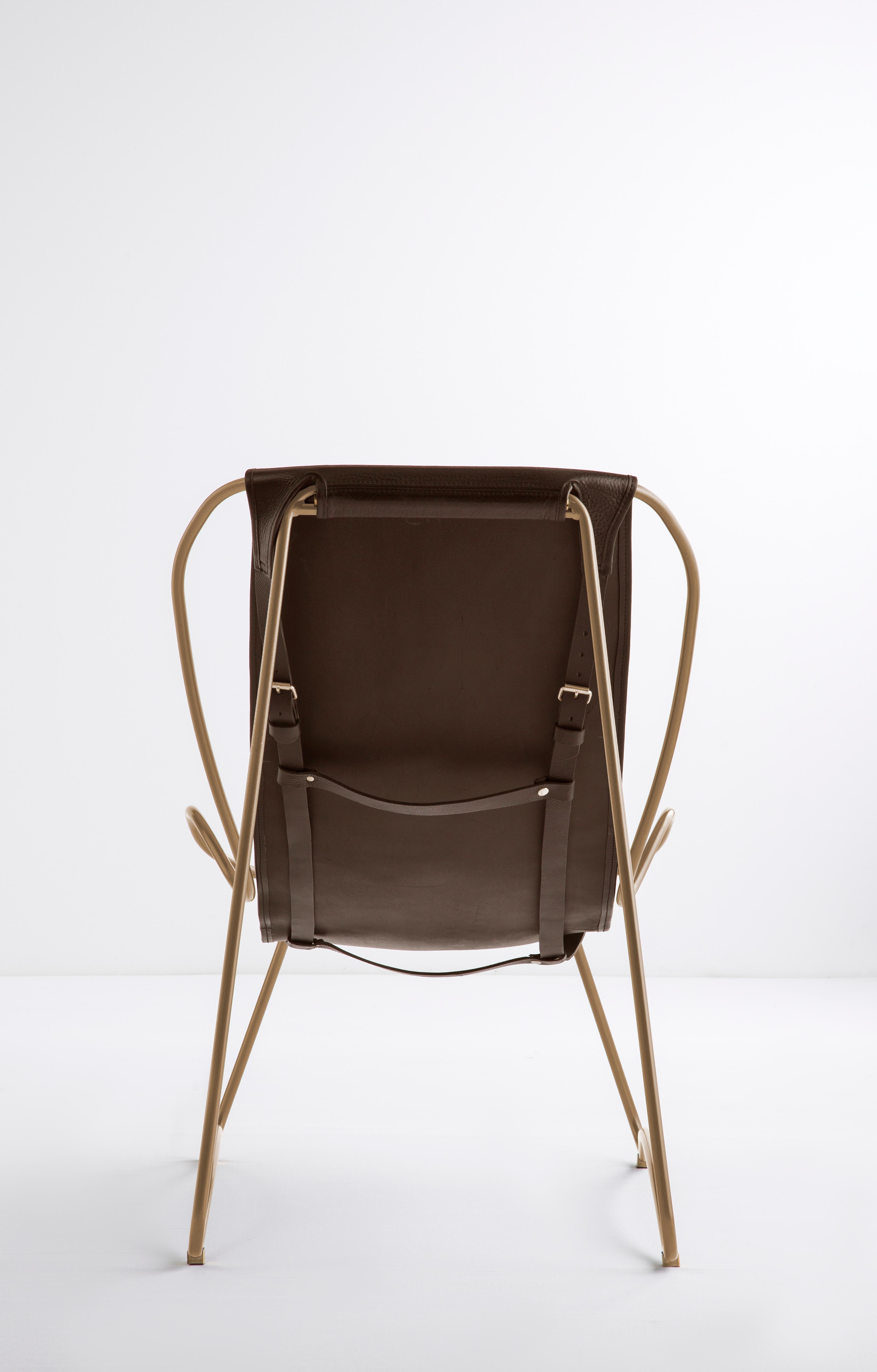 Skulpturale Contemporary Chaise Lounge Altmessing-Stahl & dunkelbraunes Leder (Moderne) im Angebot