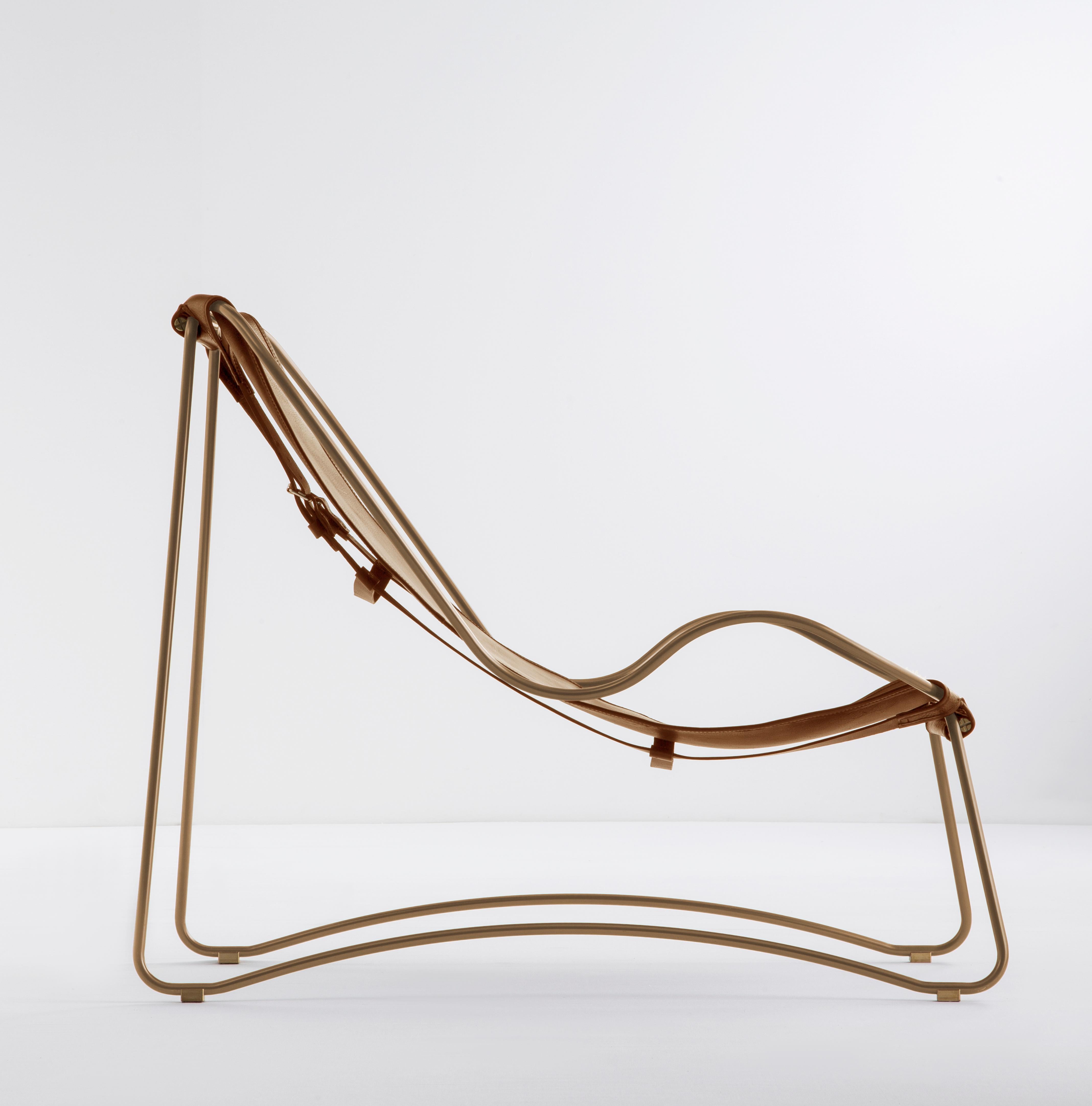 Skulpturale Contemporary Chaise Lounge Metall in Altmessing und natürliches Tabakleder (Moderne) im Angebot