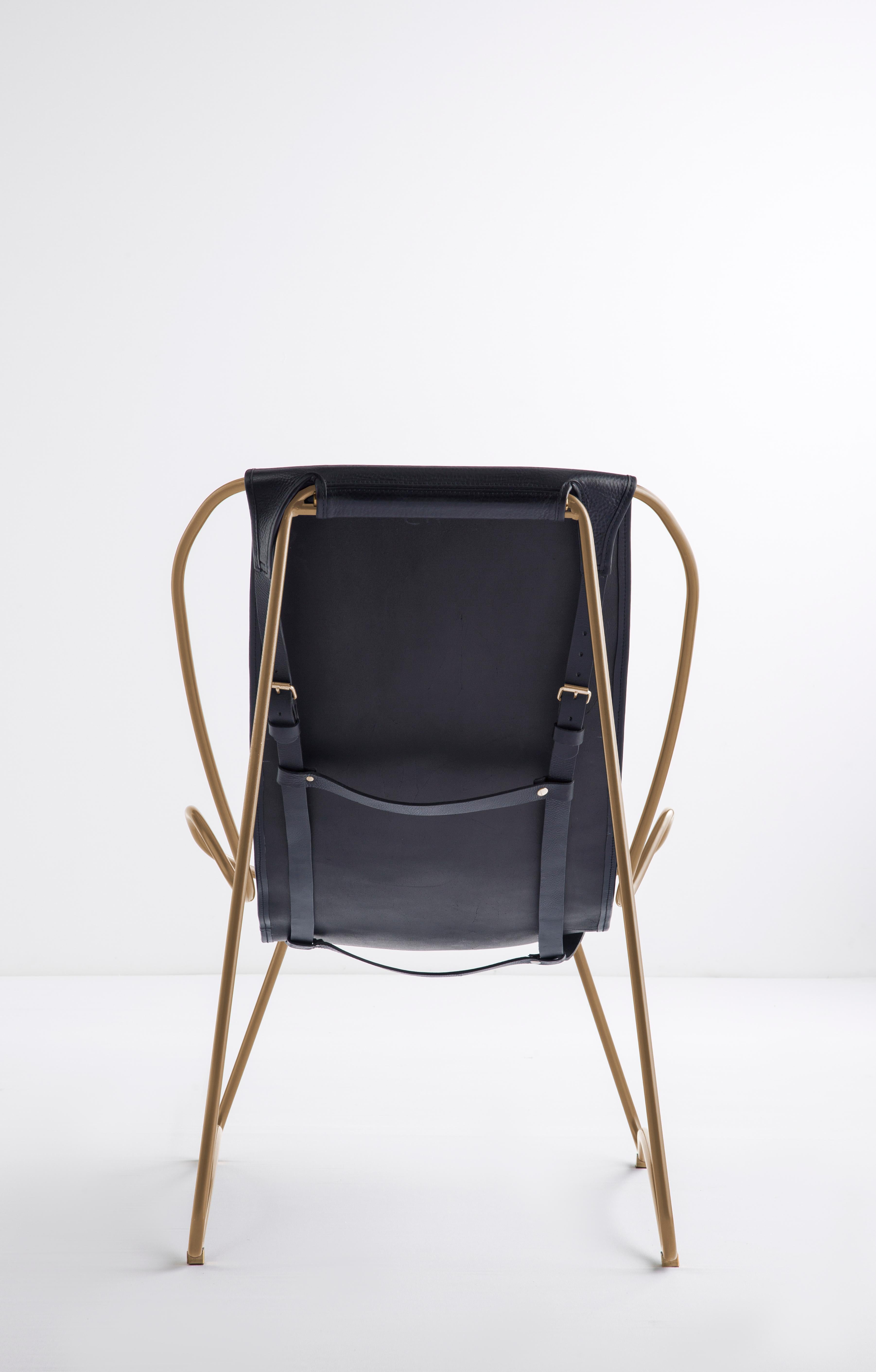 Skulpturale Contemporary Chaise Lounge Altmessing Metall & Marineblaues Leder (Moderne) im Angebot