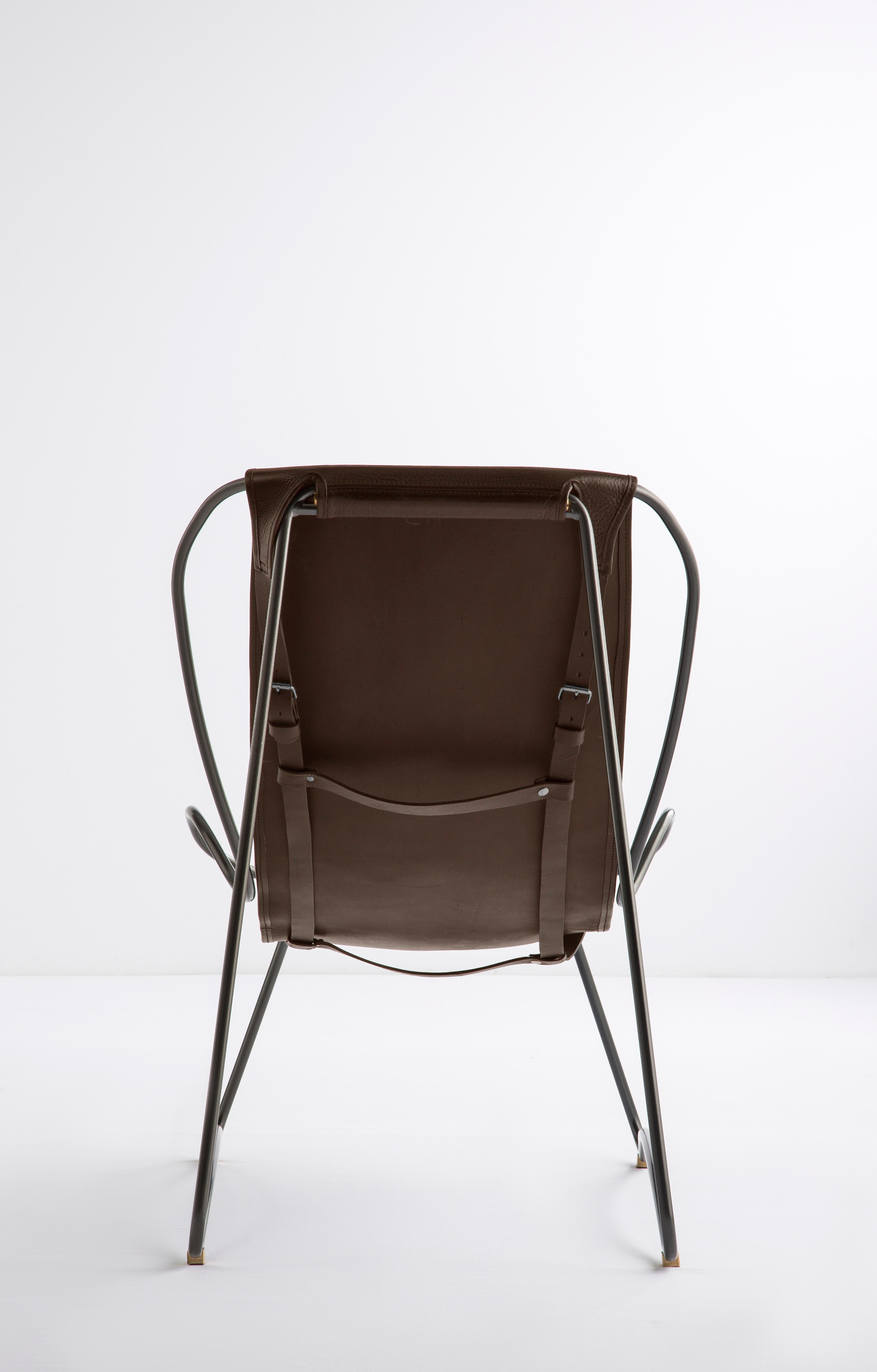 La chaise longue contemporaine Hug est dessinée et conçue avec une esthétique légère, la légère oscillation de la tige d'acier de 16...  mm est complétée par la souplesse du double cuir de 3,5 mm d'épaisseur. En s'asseyant dans ce meuble, on ressent