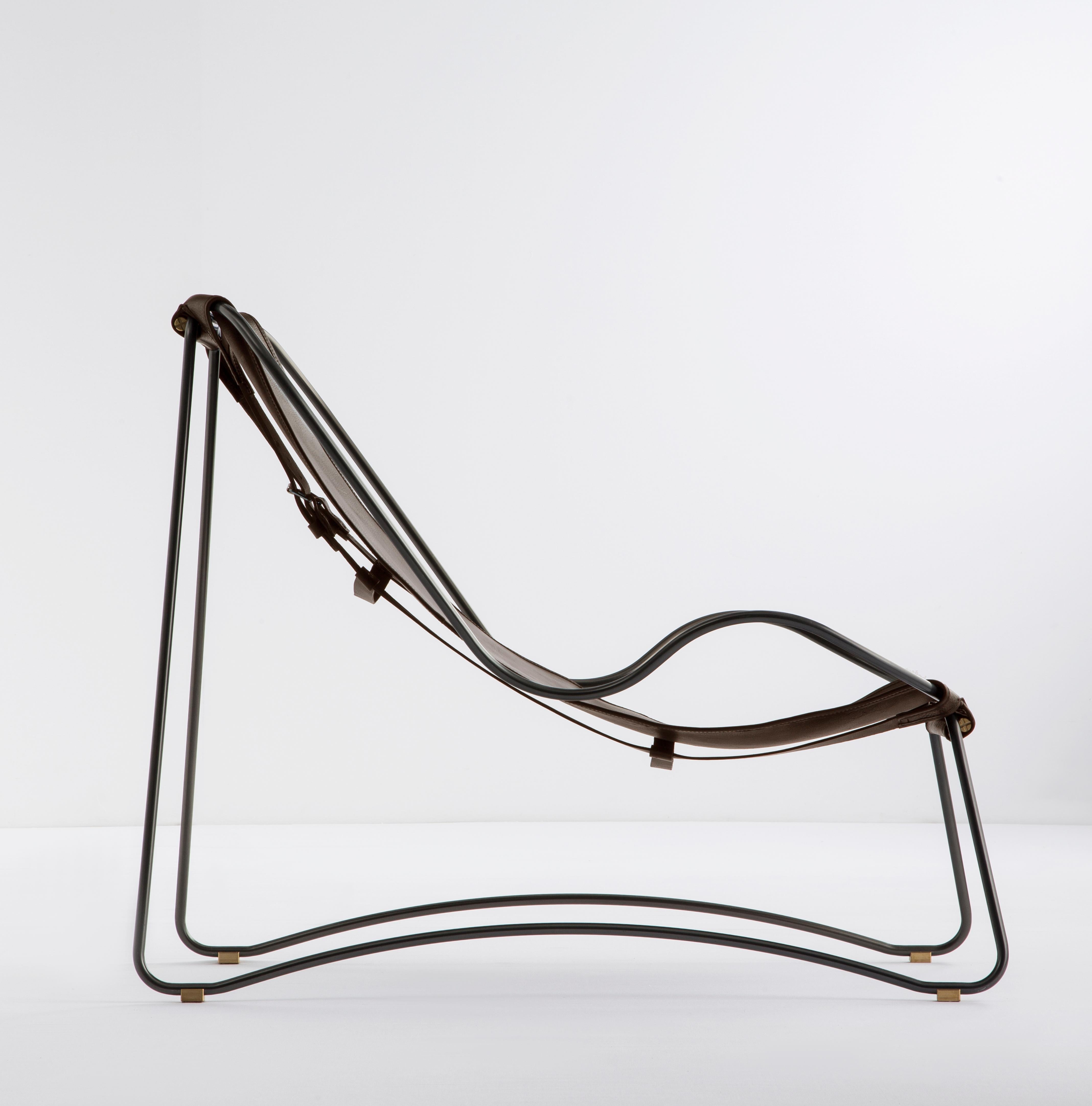 Skulpturale Contemporary Chaise Lounge Schwarzes Rauchmetall und dunkelbraunes Leder (Moderne) im Angebot