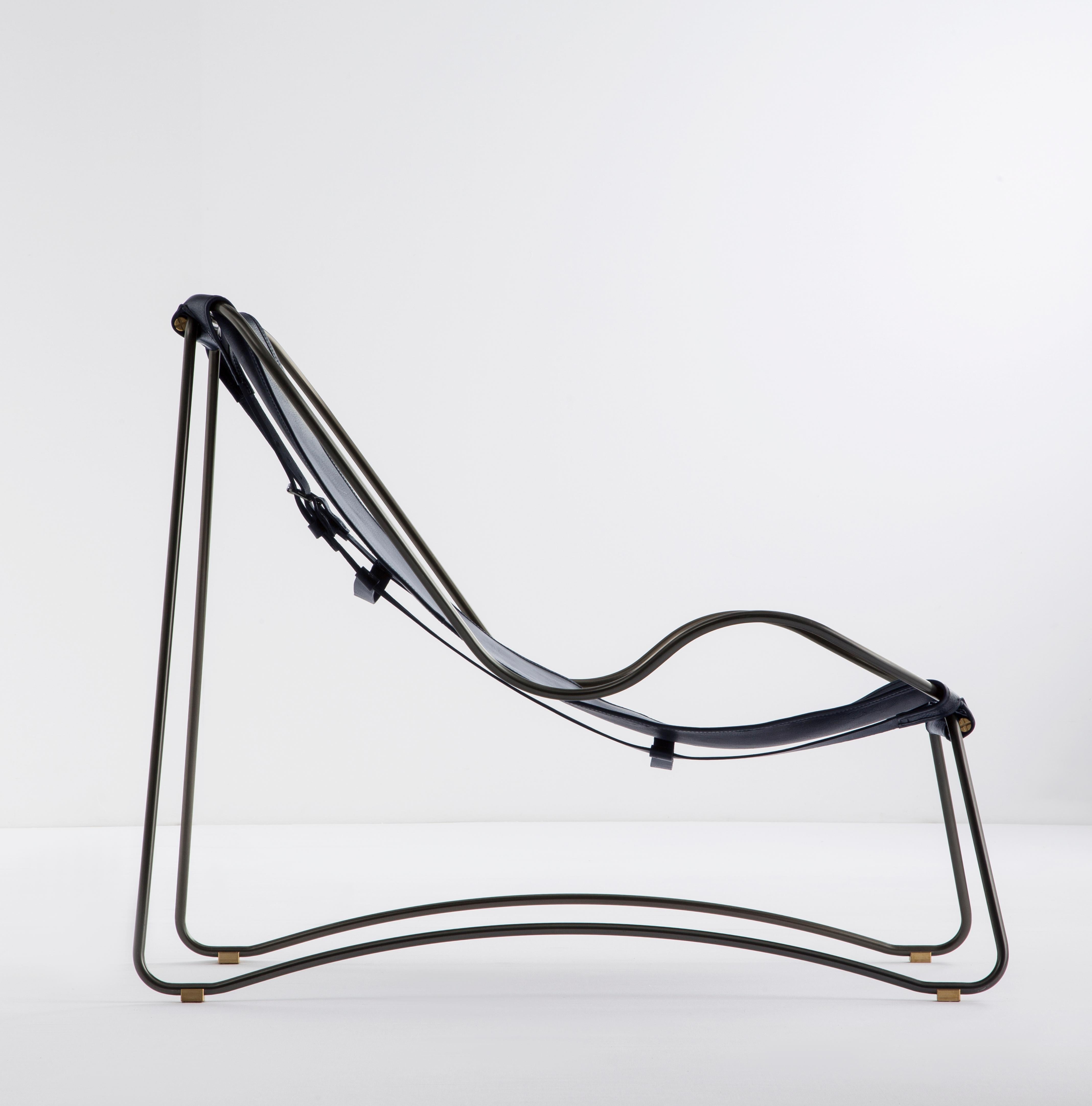 La chaise longue contemporanea Hug è stata progettata e concepita con un'estetica leggera, la leggera oscillazione del tondino d'acciaio del 16  mm è completata dalla flessibilità della doppia pelle spessa 3,5 mm. Quando ti siedi in questo mobile