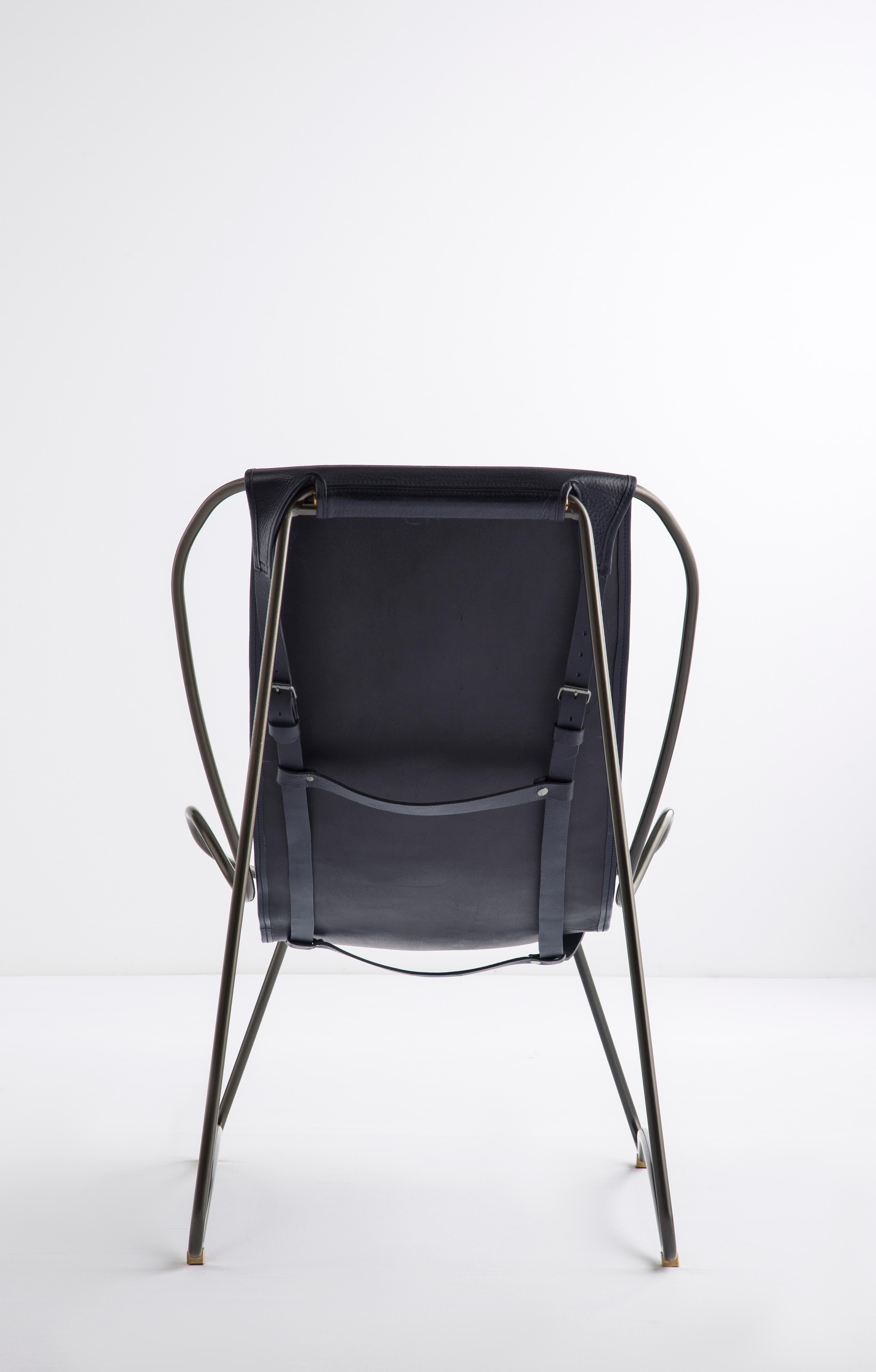 Skulpturale Contemporary Chaise Lounge Rauchschwarzes Metall & Marineblaues Leder (Moderne) im Angebot