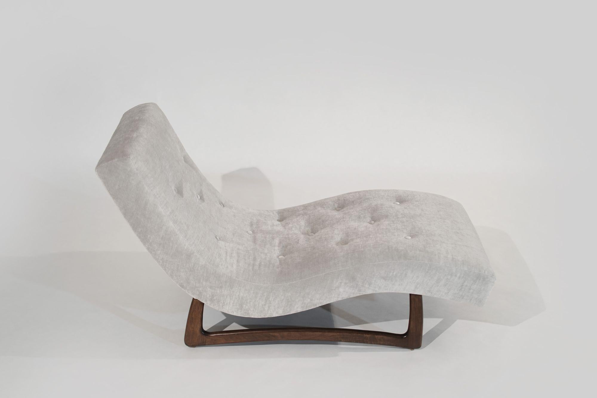 Cette chaise longue moderne du milieu du siècle, conçue par Adrian Pearsall pour Craft Associates, date d'environ 1950-1959. Il a été entièrement restauré et retapissé dans un luxueux velours gris, ce qui en fait un élément sophistiqué de tout