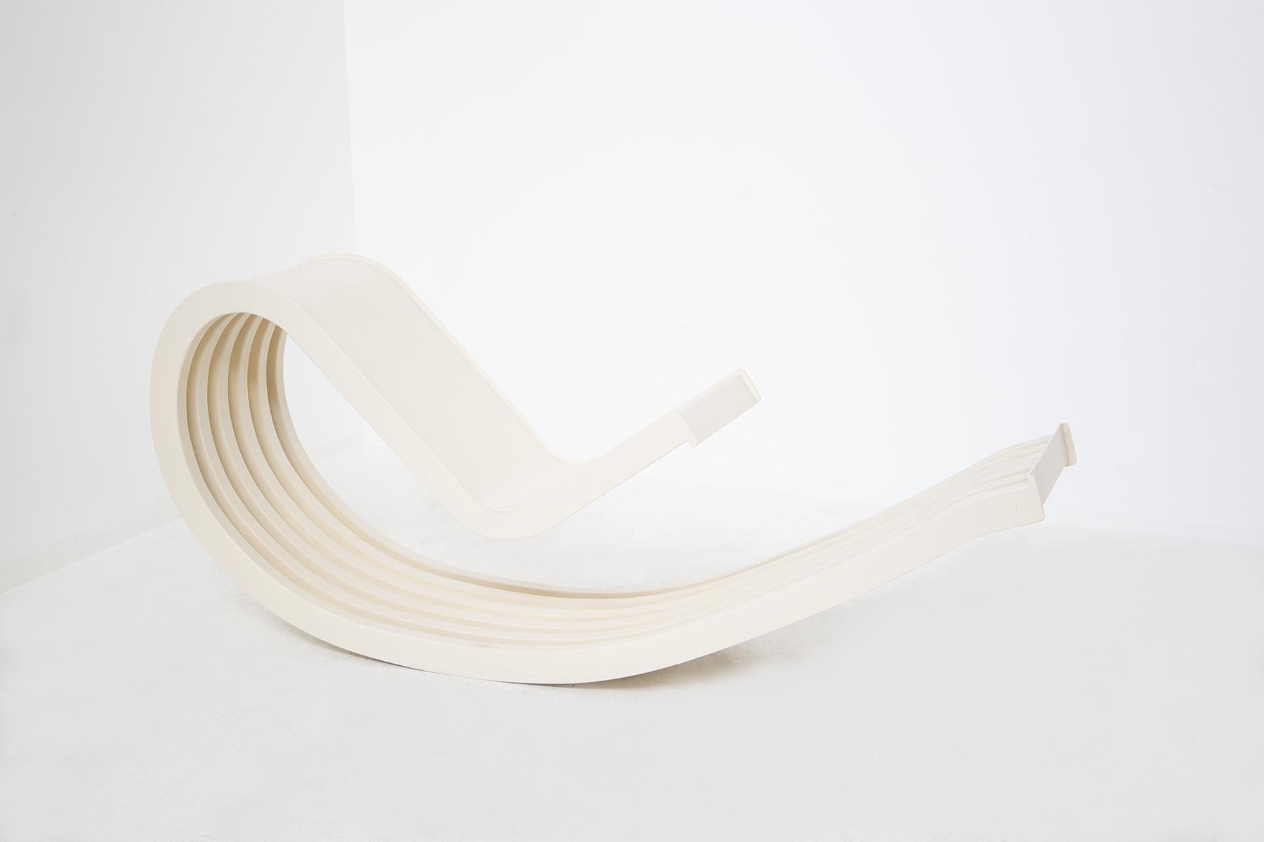 Dondolo designed by Leonardi and Franca Stagi one evening in 1965.
Made of white fiberglass. The curve of the unique line that makes up the chair offers a profile that is both serpentine and calligraphic.The appeal of this Dondolo chair has much to