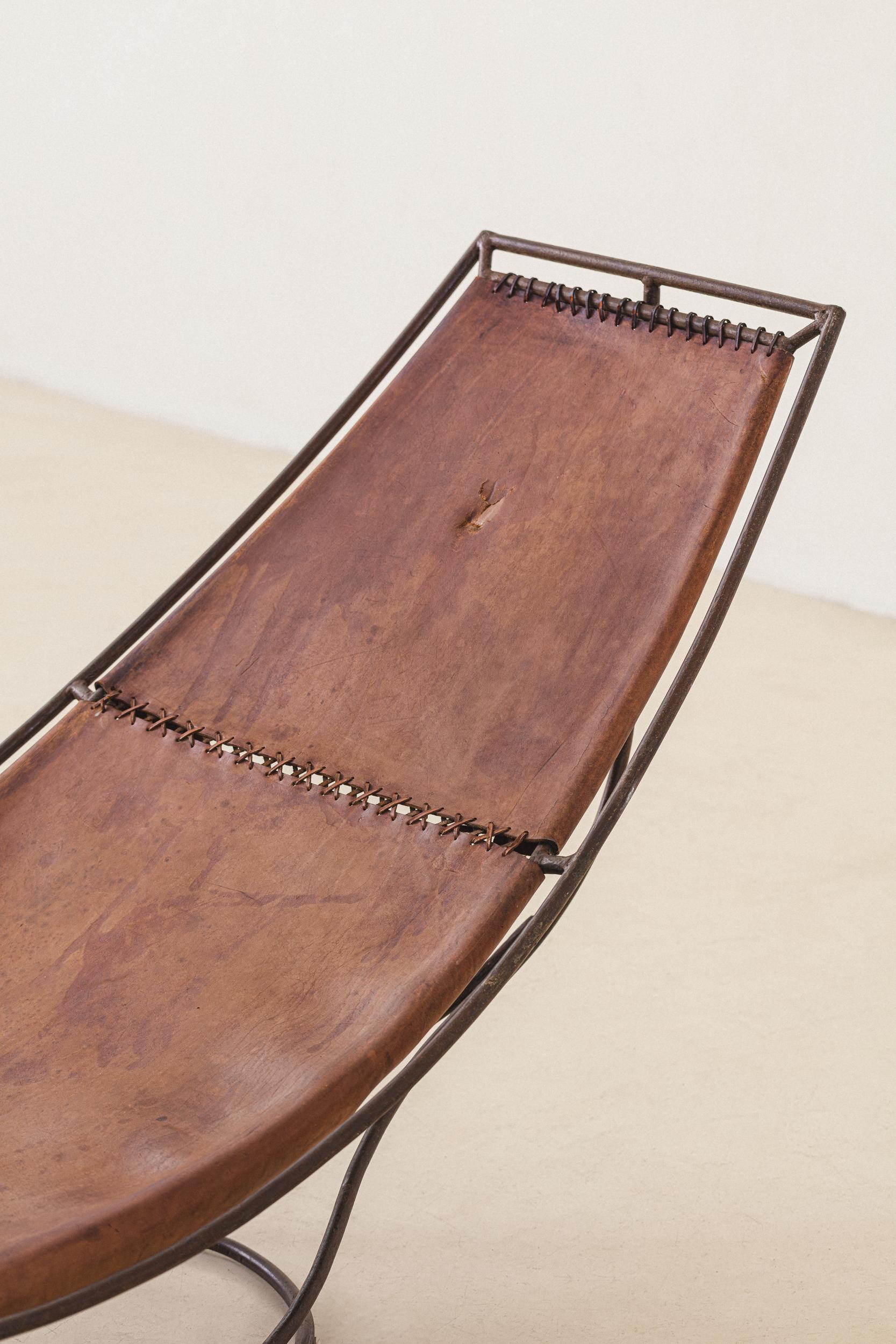 Chaise Lounge by Hugo França, Leather and Iron, Brazil, 1980s For Sale 1