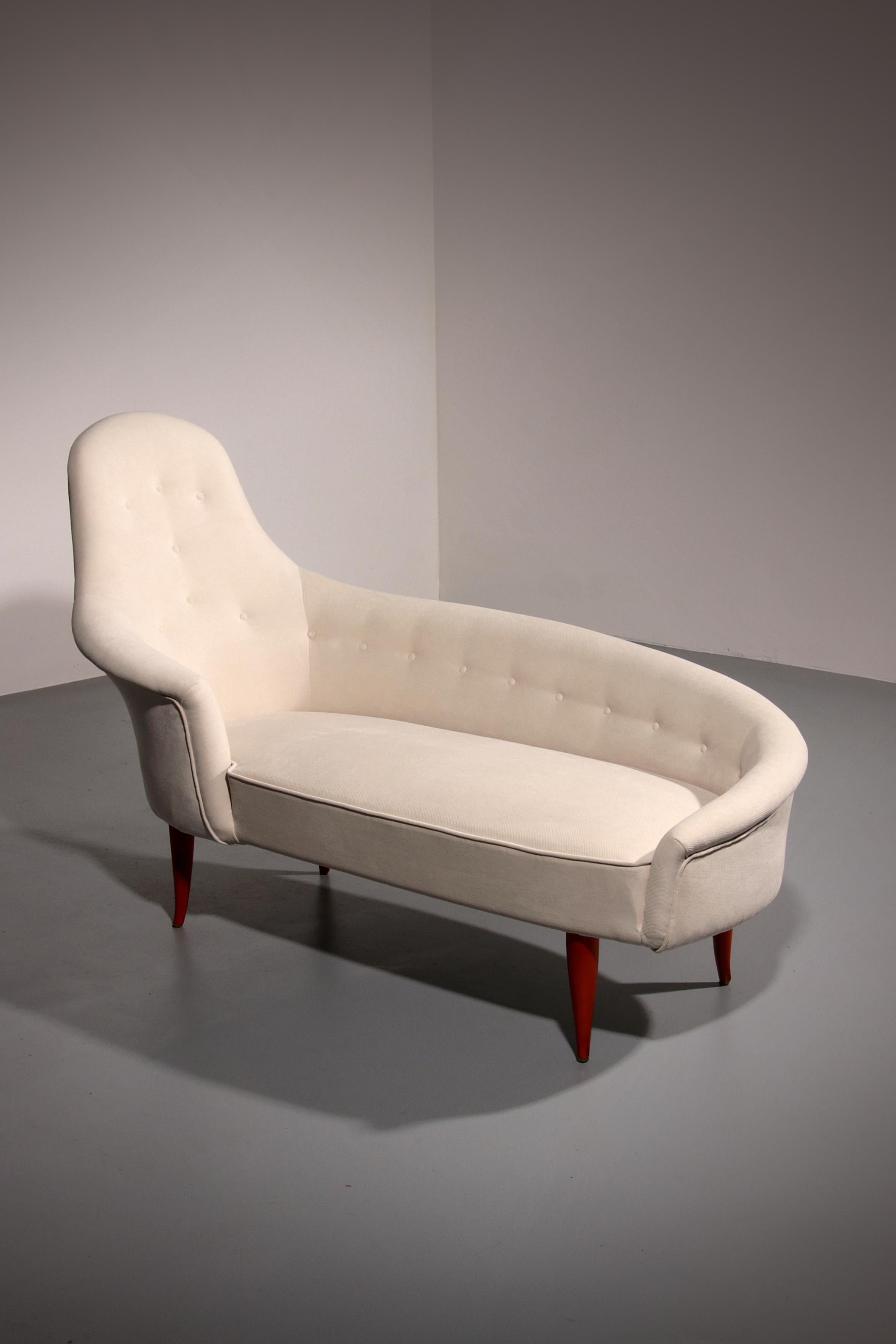 Chaise lounge splendidamente tappezzata

Il tessuto è di Mercis, con una valutazione Martindale di oltre 100.000.

Nell'Europa del dopoguerra, quando il mondo si stava ricostruendo, una giovane designer svedese di nome Kerstin Hörlin-Holmquist stava