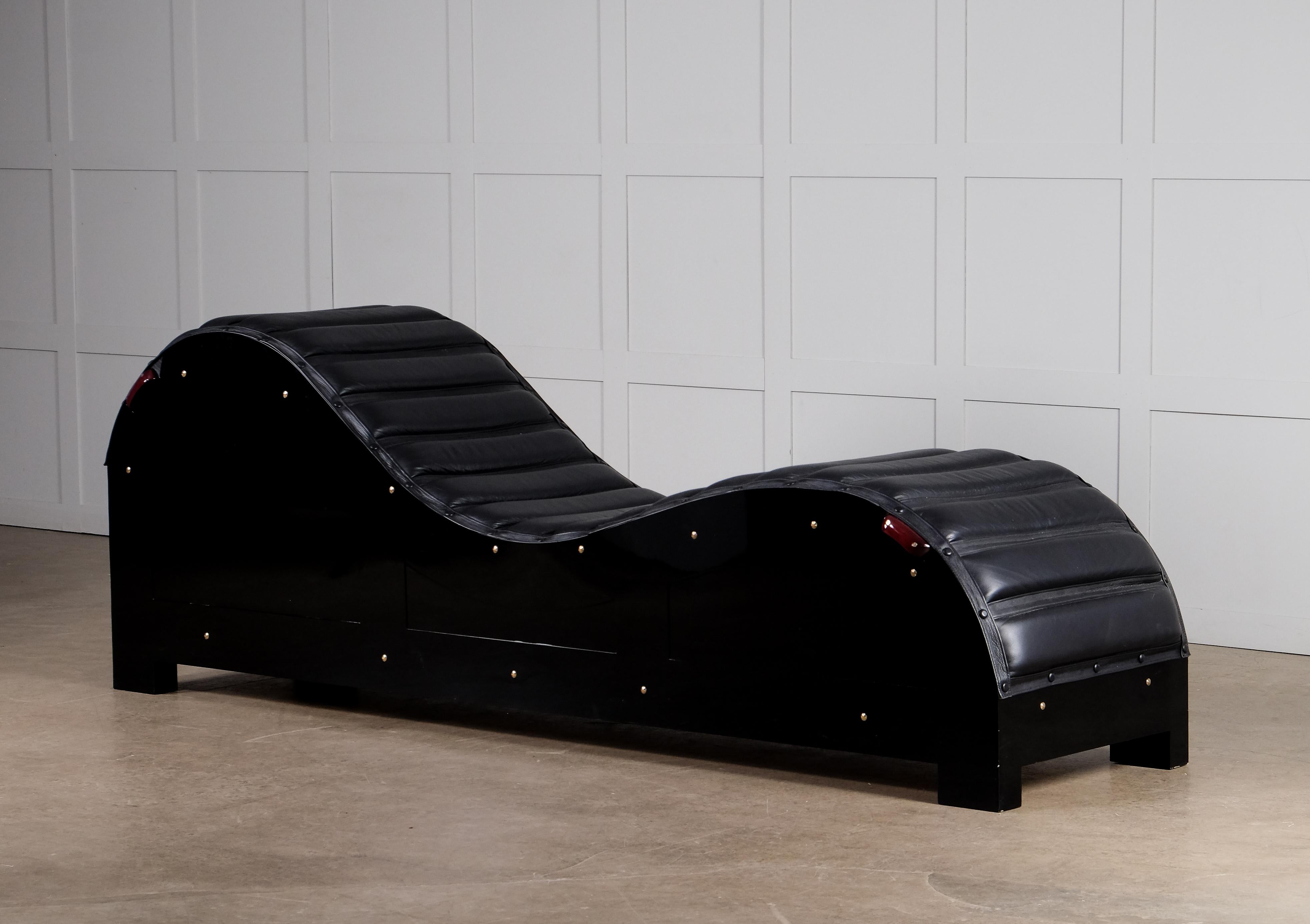 „Chaiselongue“ von Mats Theselius, 1990er-Jahre (Messing) im Angebot