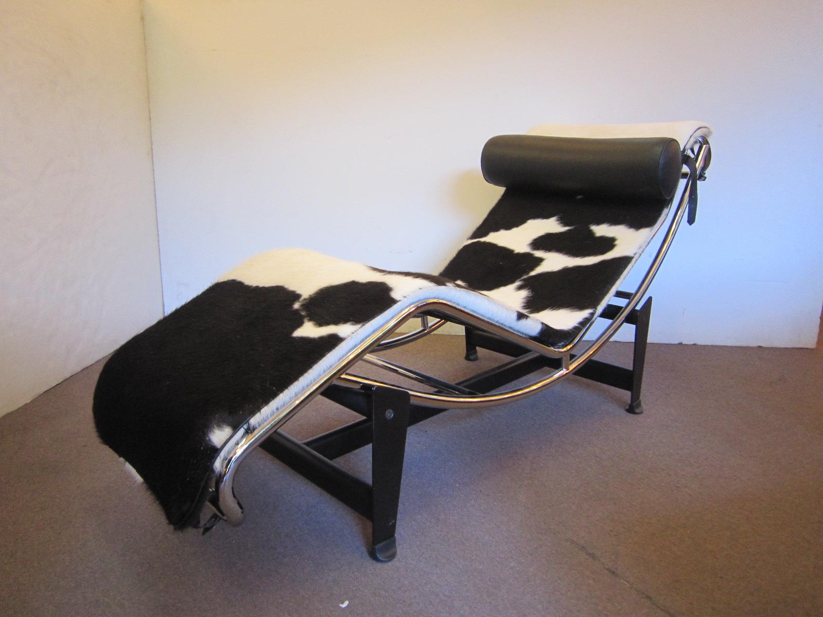 Chaise Lounge Chair Black & White Cowhide with Black Leather Pillow Le Corbusier In Good Condition In New York City, NY