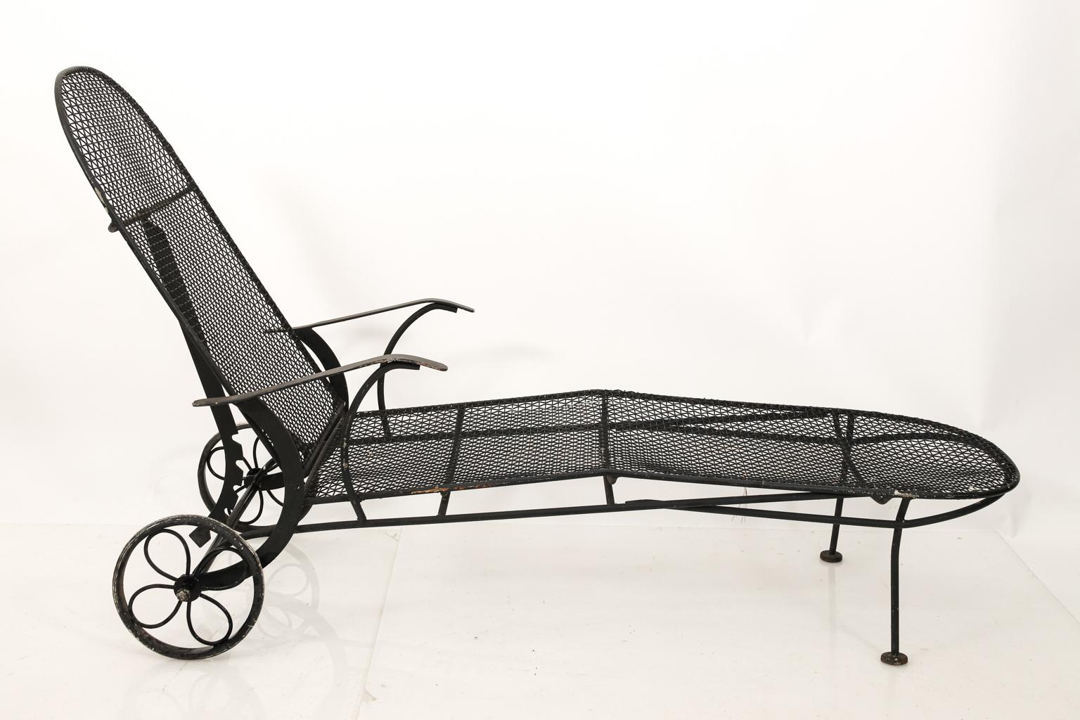 Garden or outdoor chaise lounge chair by Russell Woodard in the style of Sculptura. The chair also features a rounded back and mesh detail. Please note of wear consistent with age.