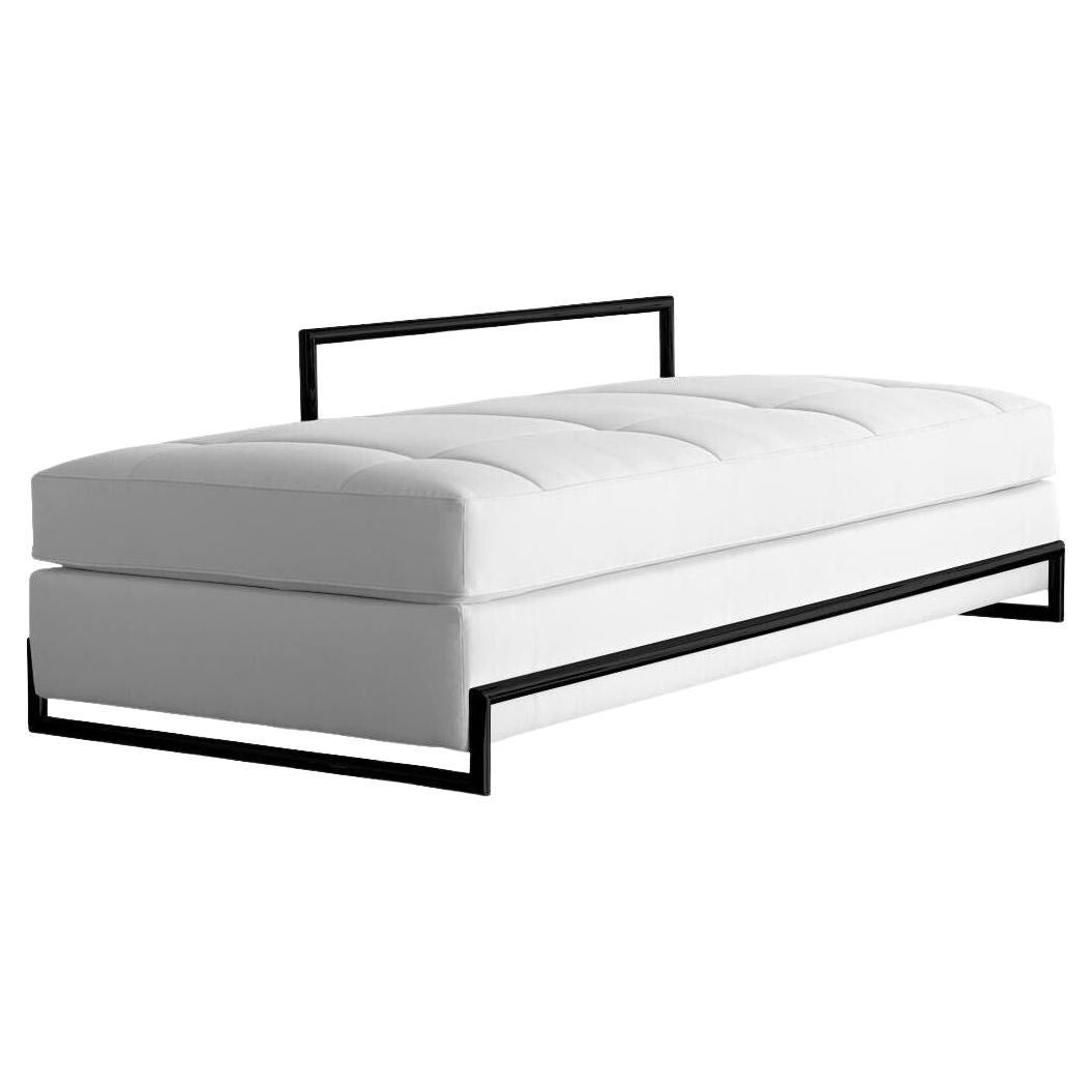 Chaise lounge ClassiCon Day Bed design Eileen Gray - White leather - Black For Sale