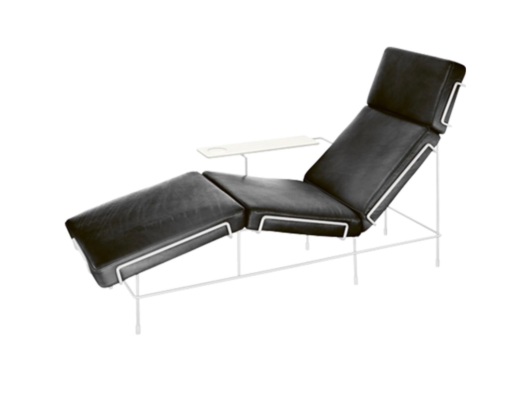 Produkt: Chaise Longue
Modell/Marke: Verkehr
Designer: Konstantin Grcic
Produkttyp: Chaise Longue

Beschreibung:
Die Traffic Chaise Longue von Konstantin Grcic verbindet skulpturale Eleganz mit raffiniertem Komfort. Das markante Gestell aus