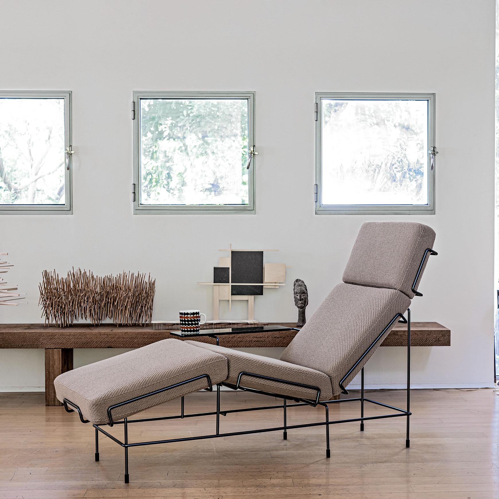 Produit : Chaise Longue
Modèle/Marque : Trafic
Concepteur : Konstantin Grcic
Type de produit : Chaise Longue

Description :
La Traffic Chaise Longue de Konstantin Grcic allie une élégance sculpturale à un confort raffiné. Son cadre à tiges d'acier