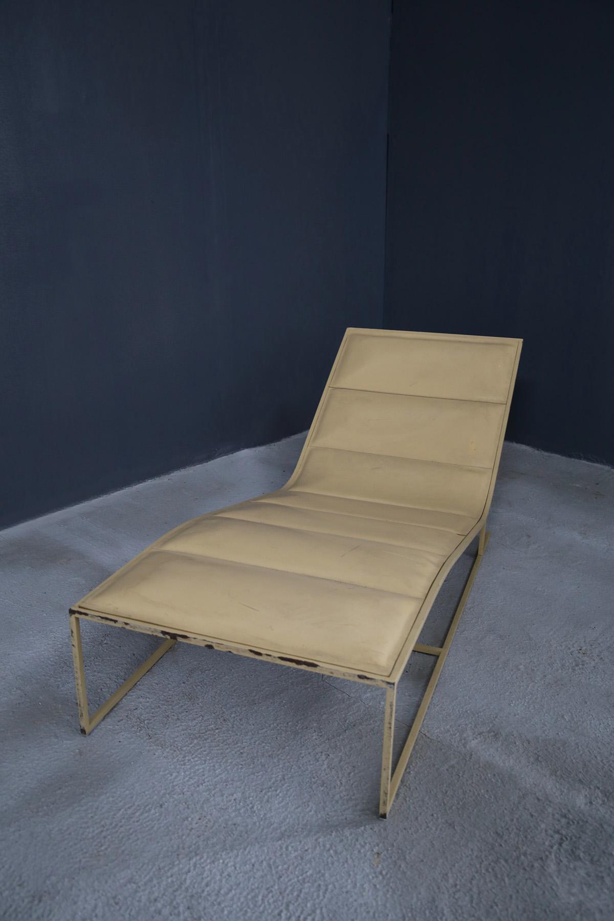 Elegant and modern chaise lounge of French manufacture. The structure of the seat is in tubular lacquered iron, while the entire seat is in cream-colored imitation leather.
The seat is in good vintage condition but has the lacquer of scratches and