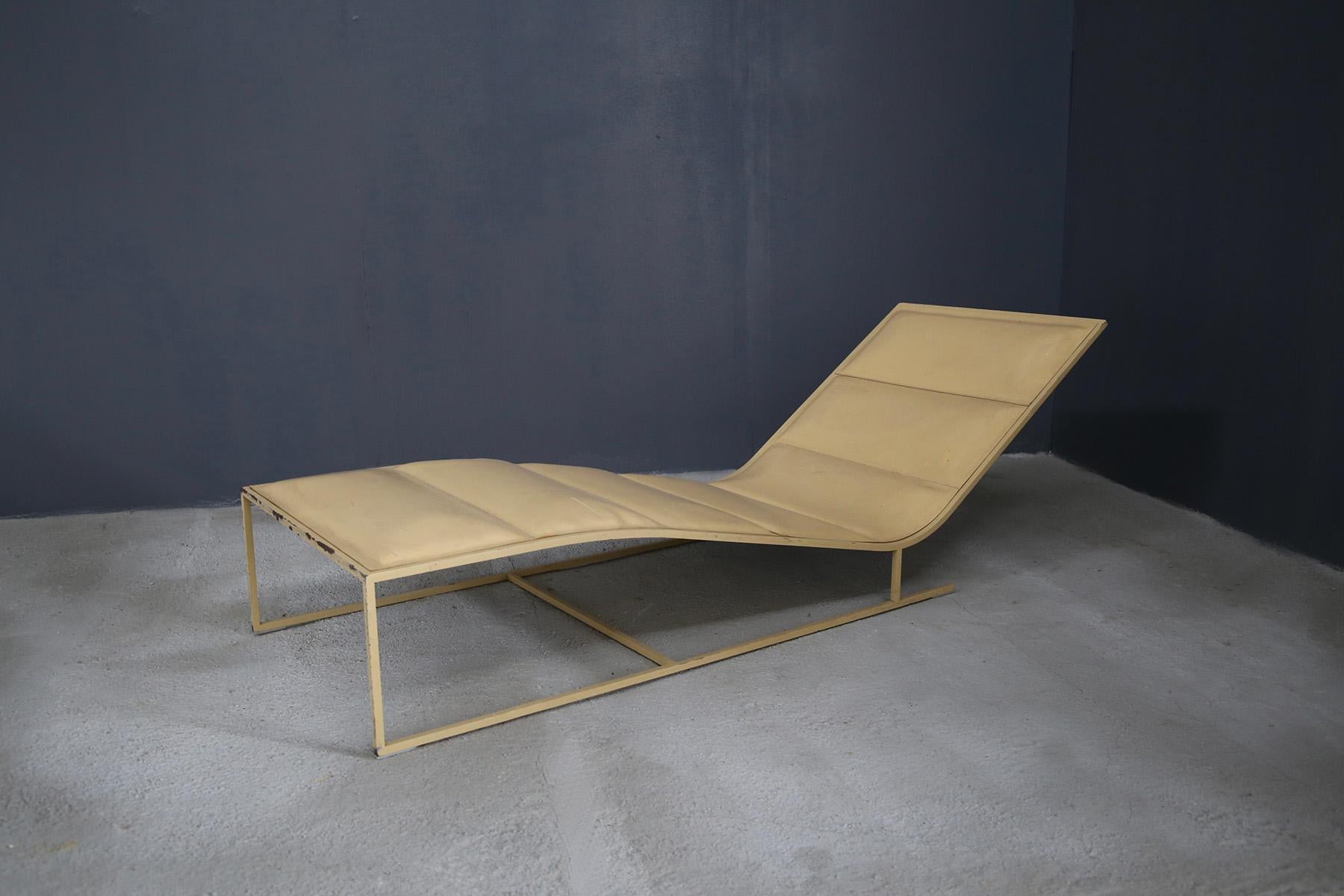 Chaise Lounge Midcentury French Manufacture in Iron and Skin Form, 1950s (Moderne der Mitte des Jahrhunderts)