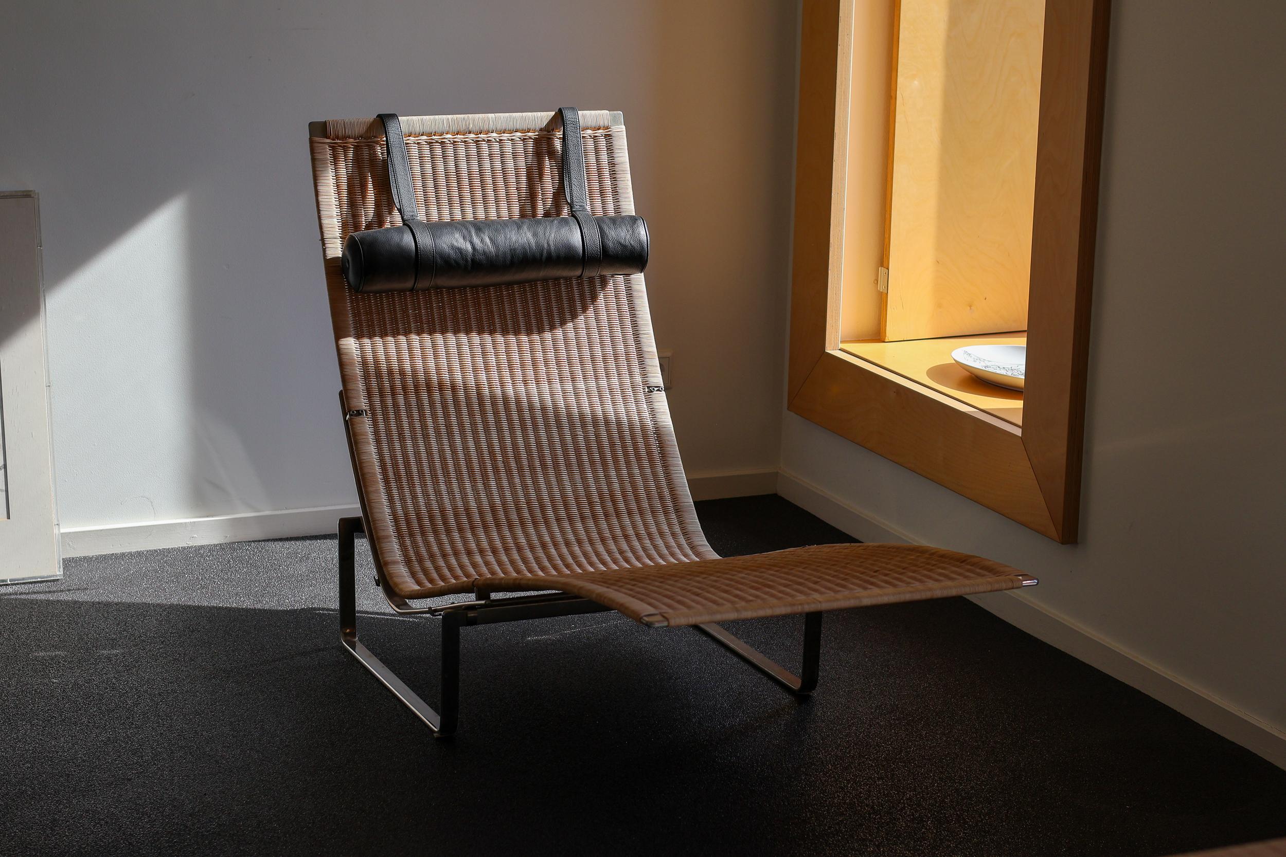 PK24 Chaiselongue von Poul Kjaerholm für E. Kold Christensen.
Dieses Stück ist Teil einer bedeutenden Sammlung früher Kjaerholm-Stücke, die von einem kunstbegeisterten Ehepaar für ihre Villa in den Niederlanden sorgfältig zusammengestellt wurde. Die