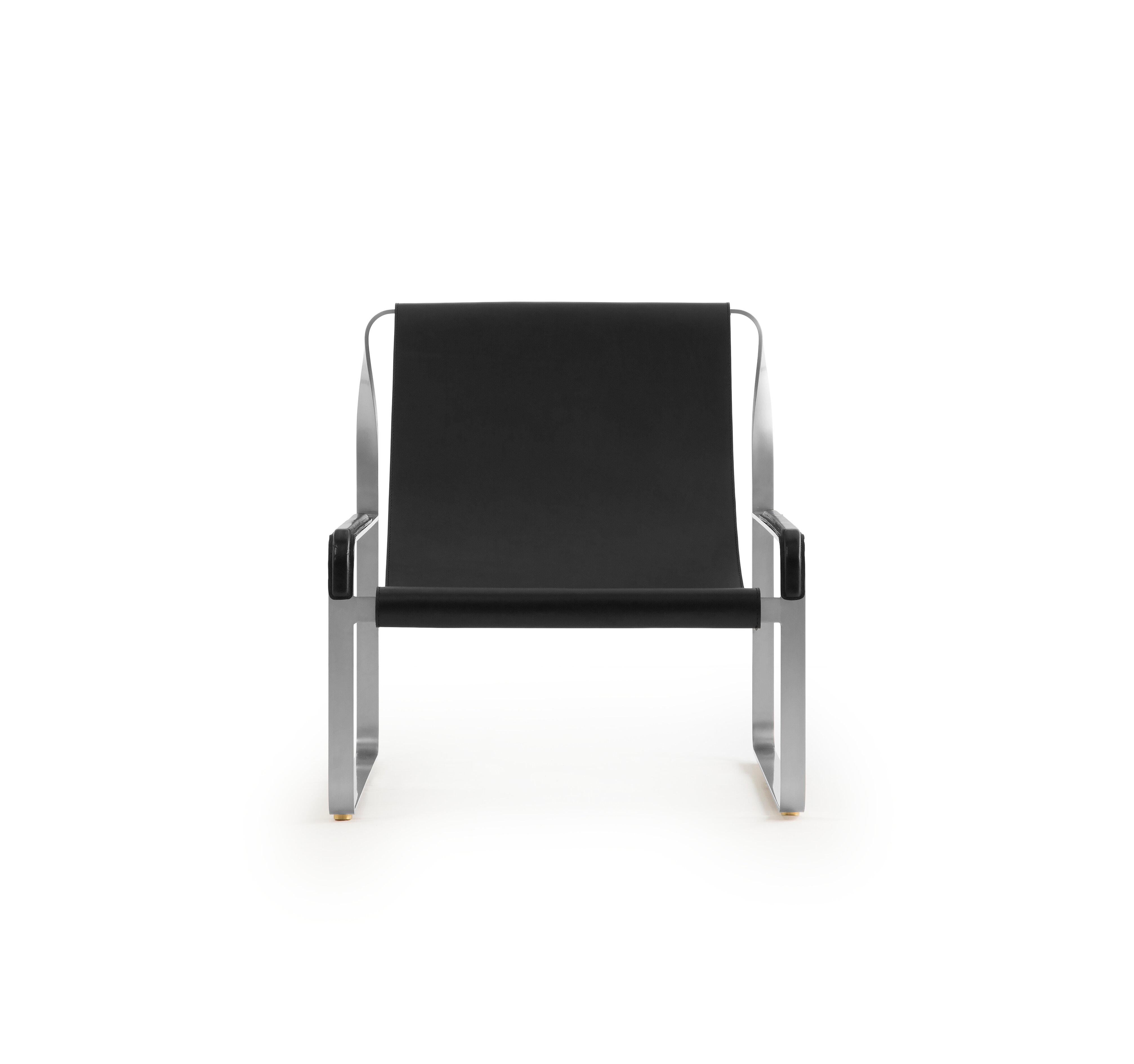 La chaise longue contemporaine Wanderlust appartient à une collection de pièces minimalistes et sereines où l'exclusivité et la précision se manifestent dans de petits détails tels que les écrous et les boulons en métal tournés à la main qui fixent
