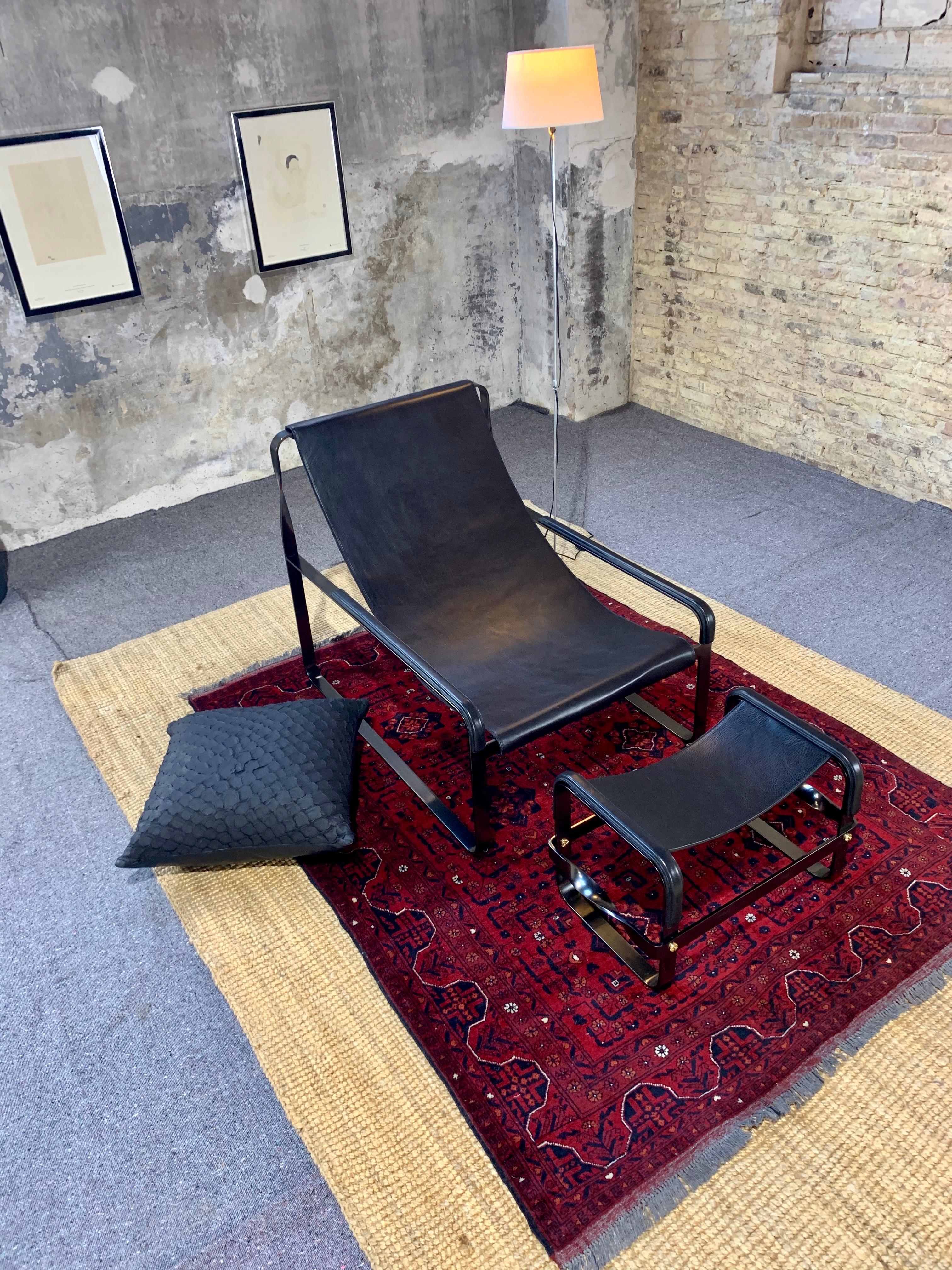 Artisan Contemporary Chaise Lounge Alt-Silberner Stahl & Schwarzes Leder im Angebot 4