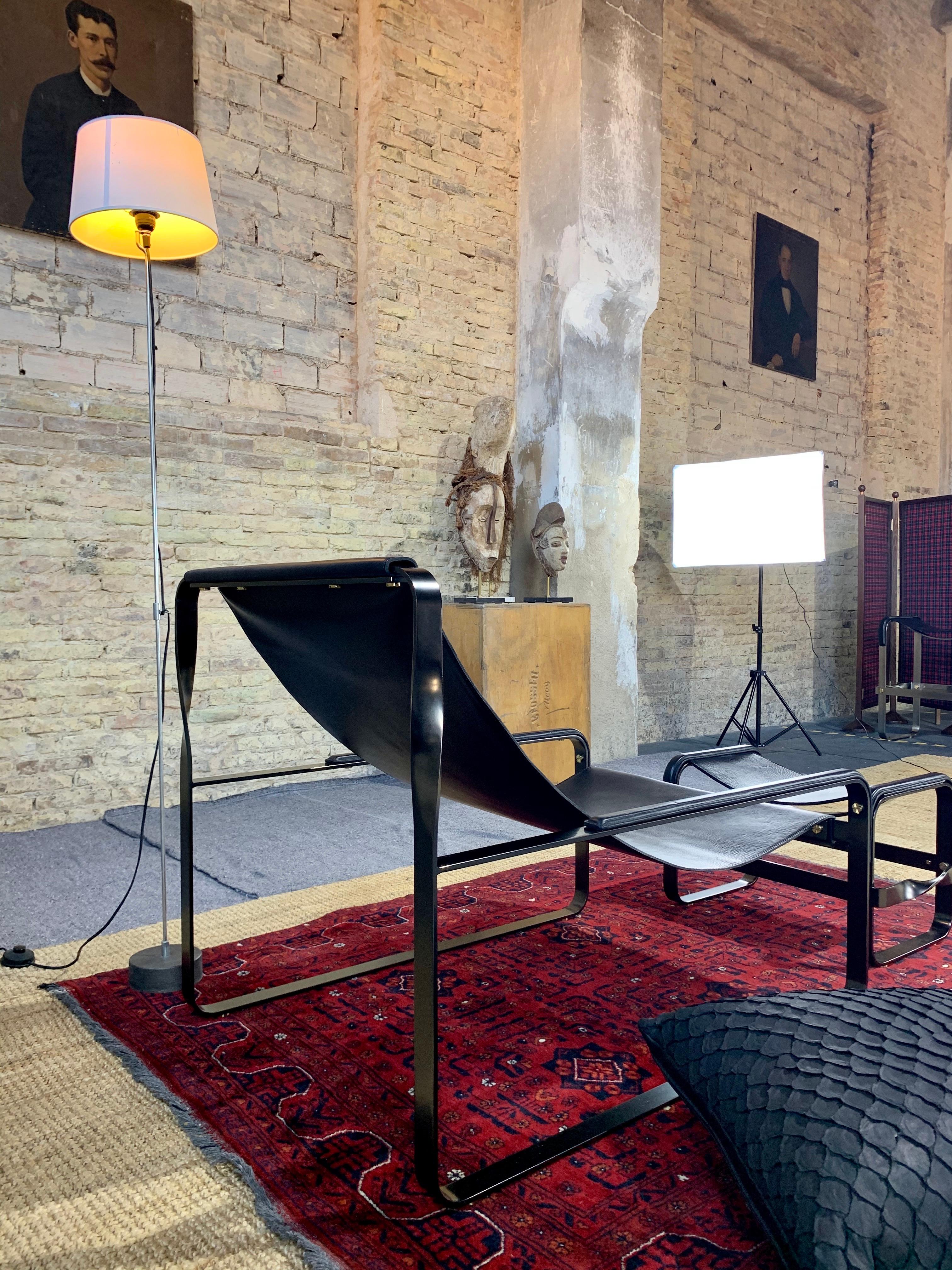 Artisan Contemporary Chaise Lounge Alt-Silberner Stahl & Schwarzes Leder im Angebot 6