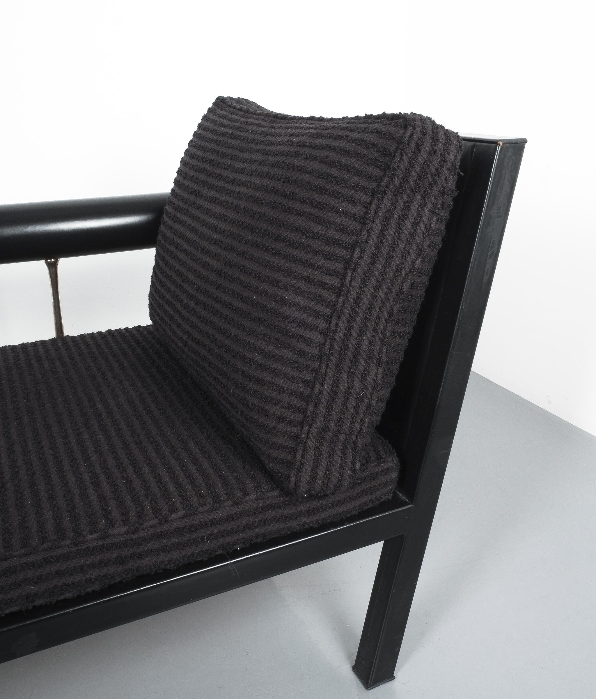 Antonio Citterio chaise lounge, circa 1982, custom made black Bouclé corduroy upholstery by Brioni.

Chaise lounge Baisity by Antonio Citterio for B&B, Italy, 1982. Elegant settee featuring a black Bouclé corduroy striped upholstery and a leather