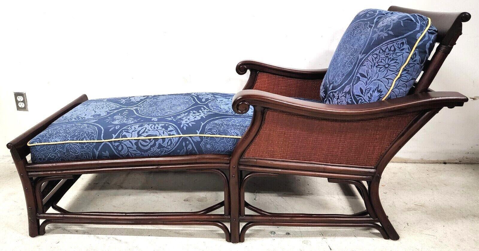 Nous vous proposons l'une de nos récentes acquisitions de meubles de prestige de Palm Beach Estate, à savoir 
Chaise longue en bois massif et osier de style anglo-indien PALECEK

Mesures approximatives en pouces
35