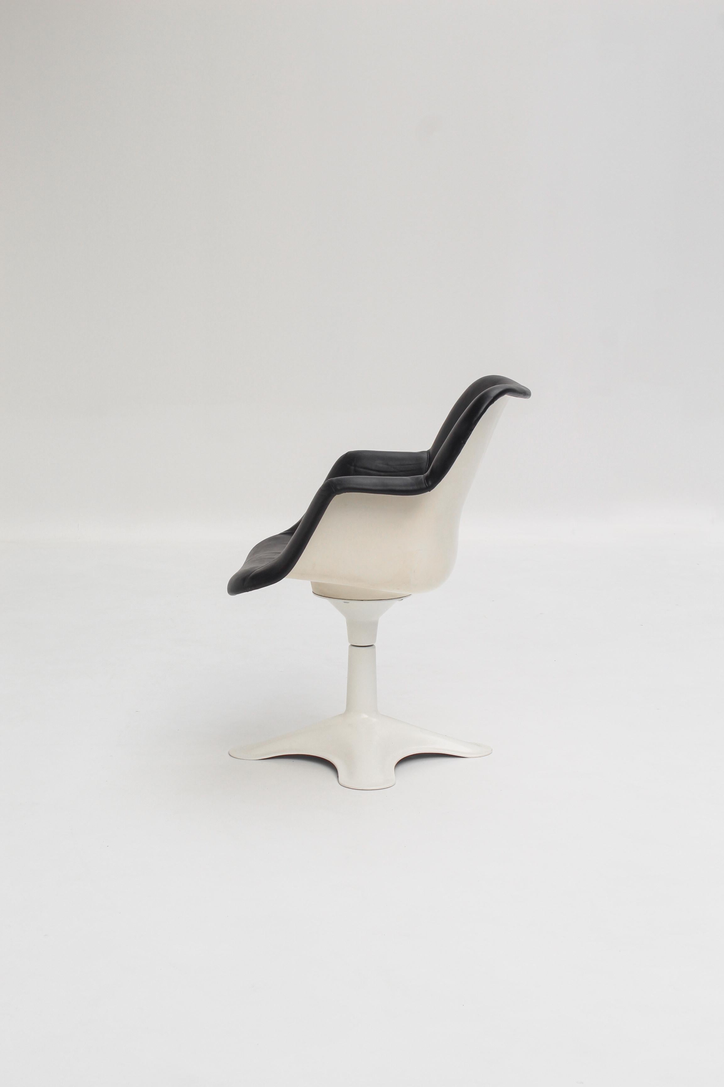 Chaise modèle Junior en cuir noir par Yrjö Kukkapuro, années 1970 Moderno de mediados de siglo en venta