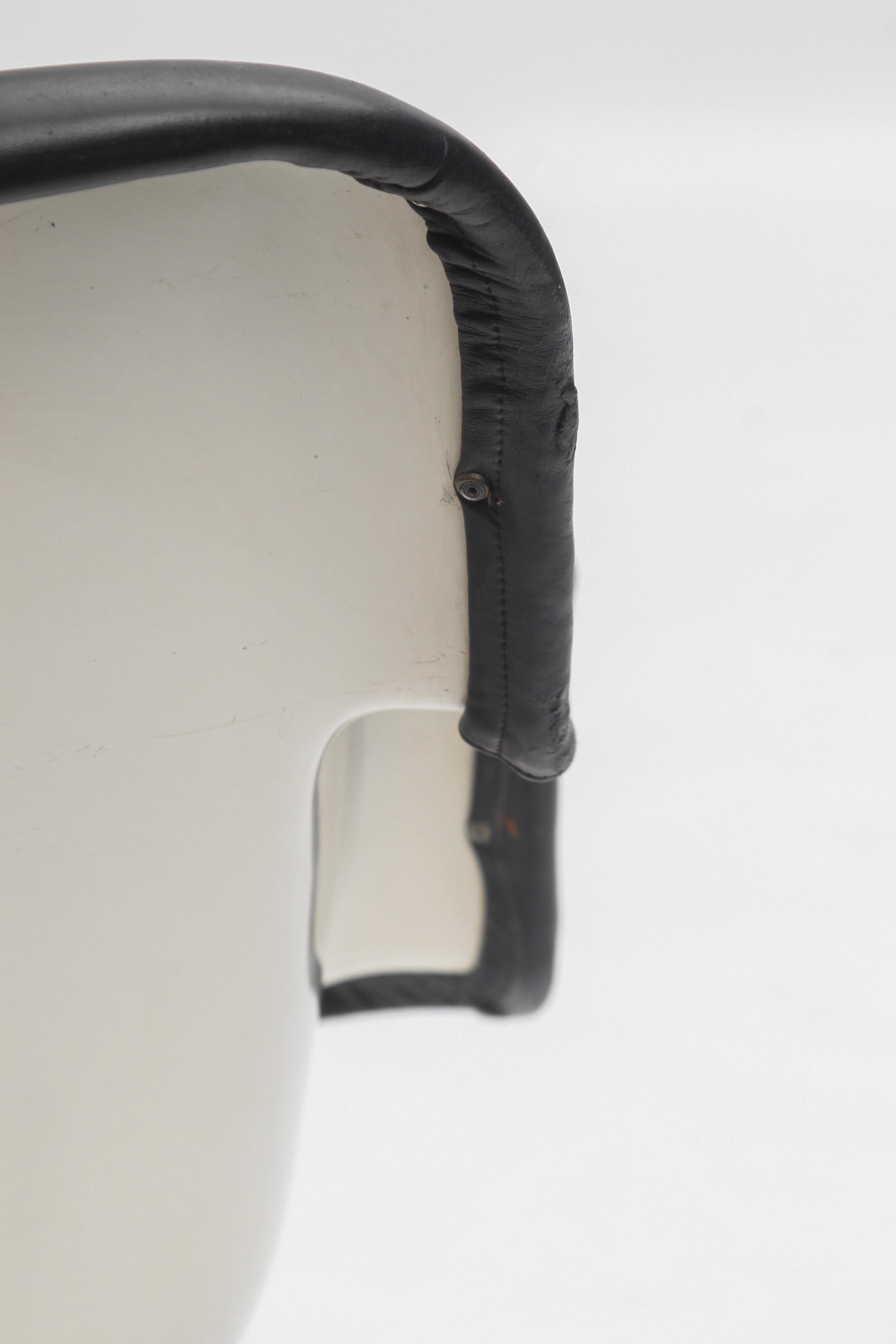 Chaise modèle Junior en cuir noir par Yrjö Kukkapuro, années 1970 Cuero en venta