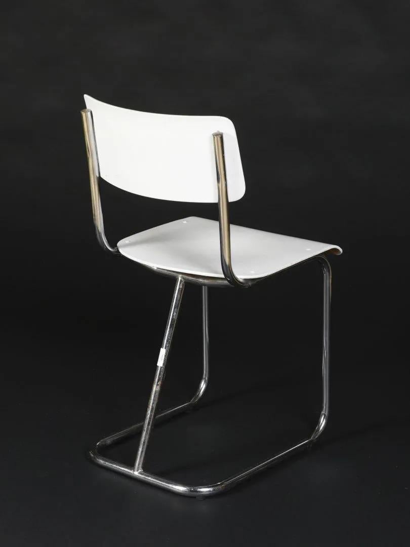 Modernistischer Art Deco Stuhl aus verchromtem Metall und lackiertem Holz, um 1930.