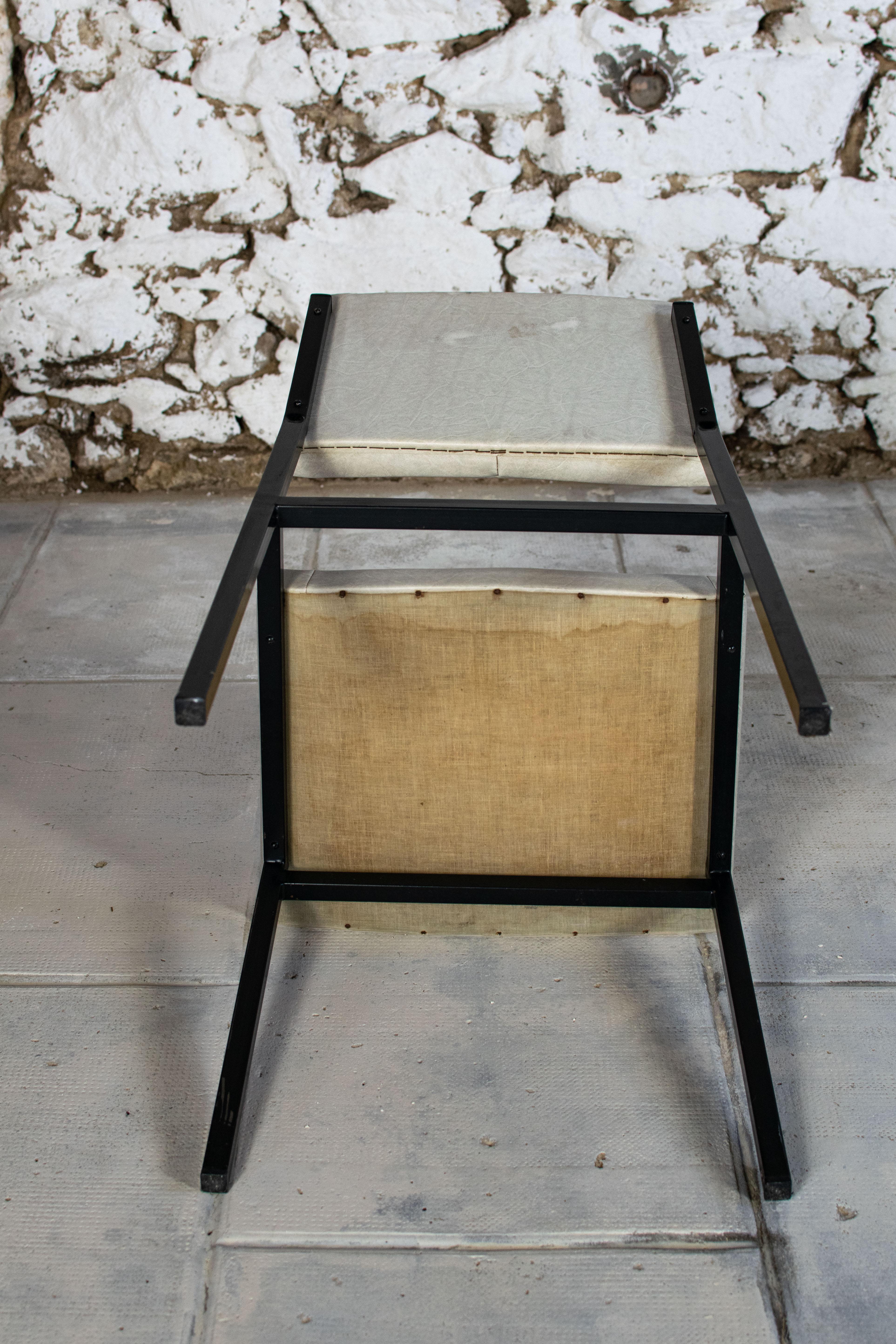 Chaise moderniste skaï dans le style de Pierre Guariche, 1950 For Sale 5