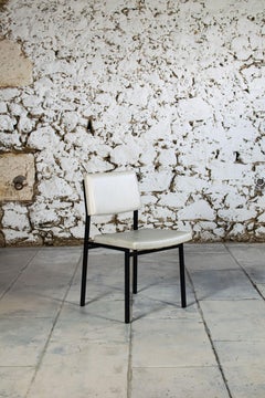 Chaise moderniste skaï dans le style de Pierre Guariche, 1950