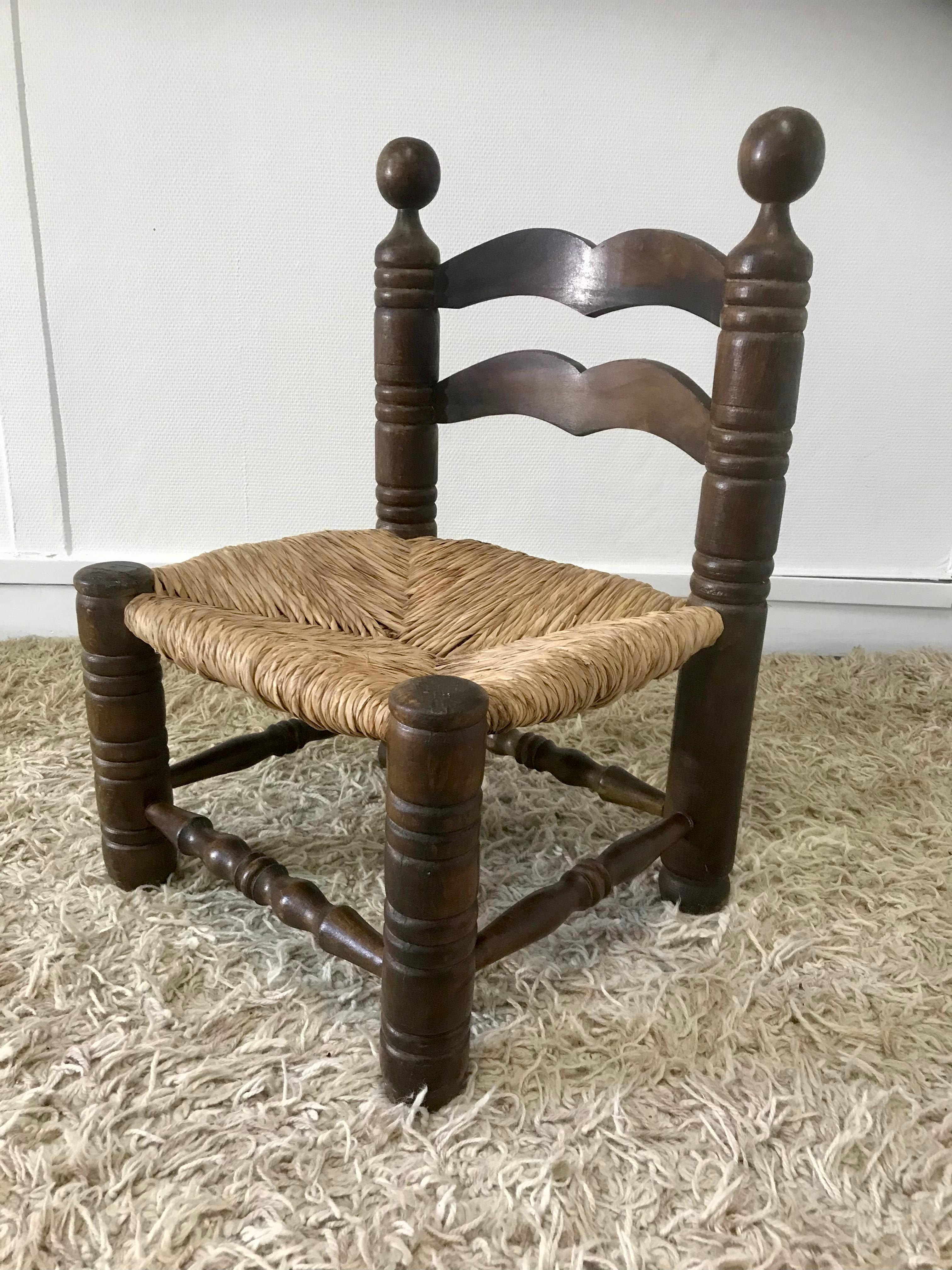 Low chair or fireplace chair in the style of Charles Dudouyt solid oak structure, mulched seat in excellent condition, patina consistent with age
good general condition - {seat height: 30cm - seat depth: 40.5cm - height: 70.5cm - width: 47.5cm -