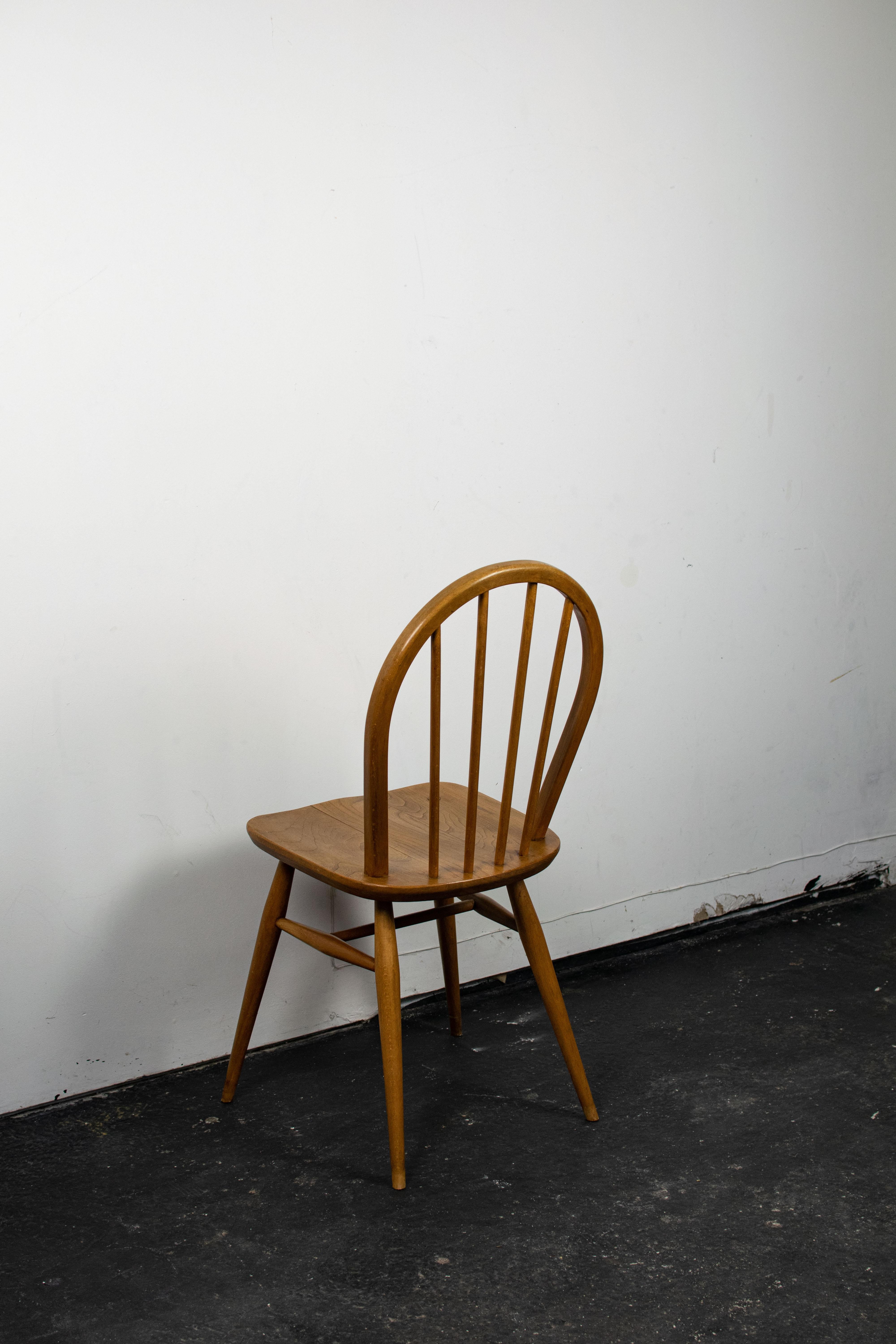 Chaise Ercol modèle 400 de salle à manger en bois de hêtre. Les meubles Ercol sont réputés pour leur qualité et leur durée dans le temps. Le bois a été légèrement poncée, nettoyer puis cirer afin de lui redonner toute sa splendeur d'antan. 4 chaises