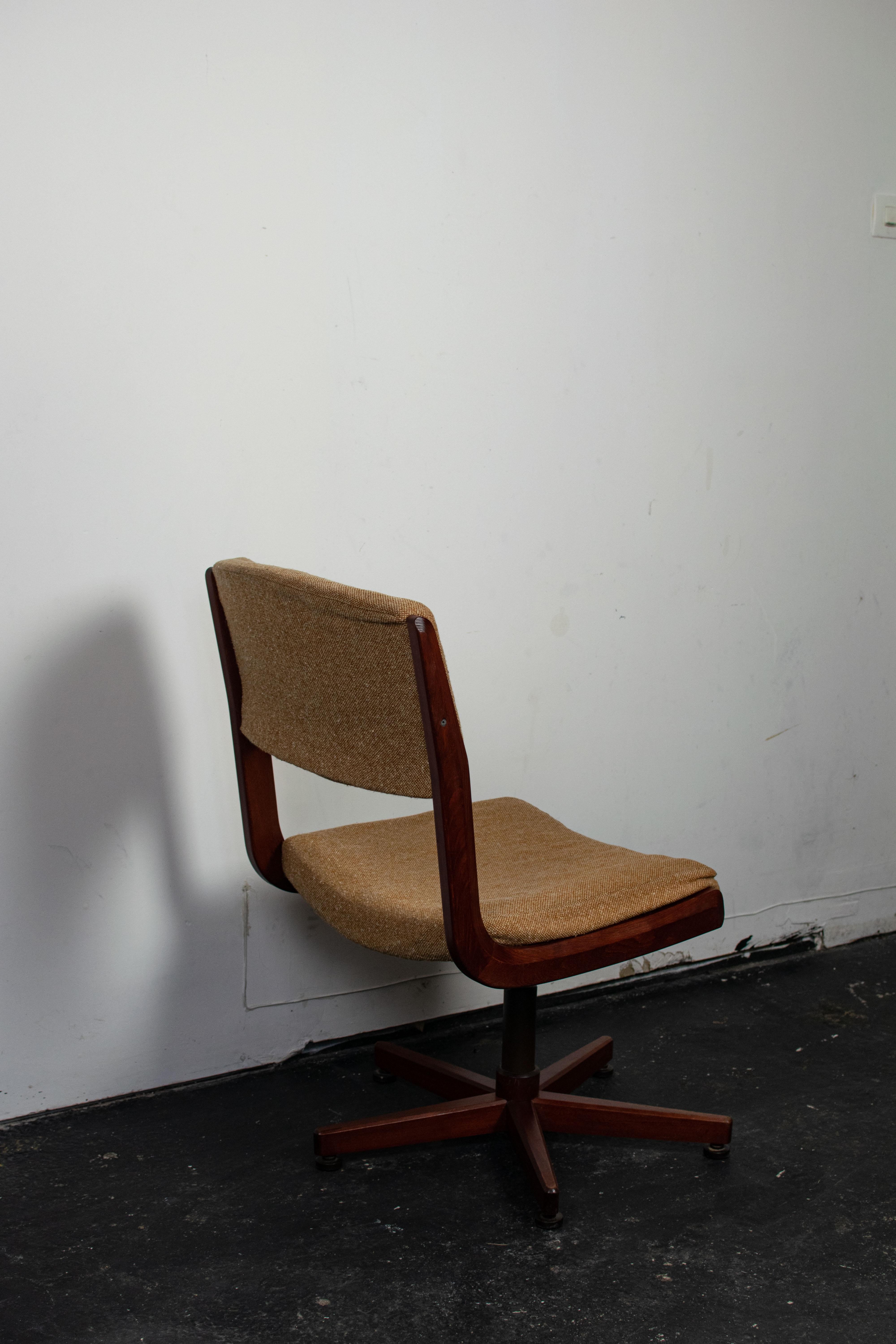 Fauteuil vintage scandinave pivotant en teck, datant des années 1960. Ce fauteuil est d'origine danoise comme l'indique les initiales 
