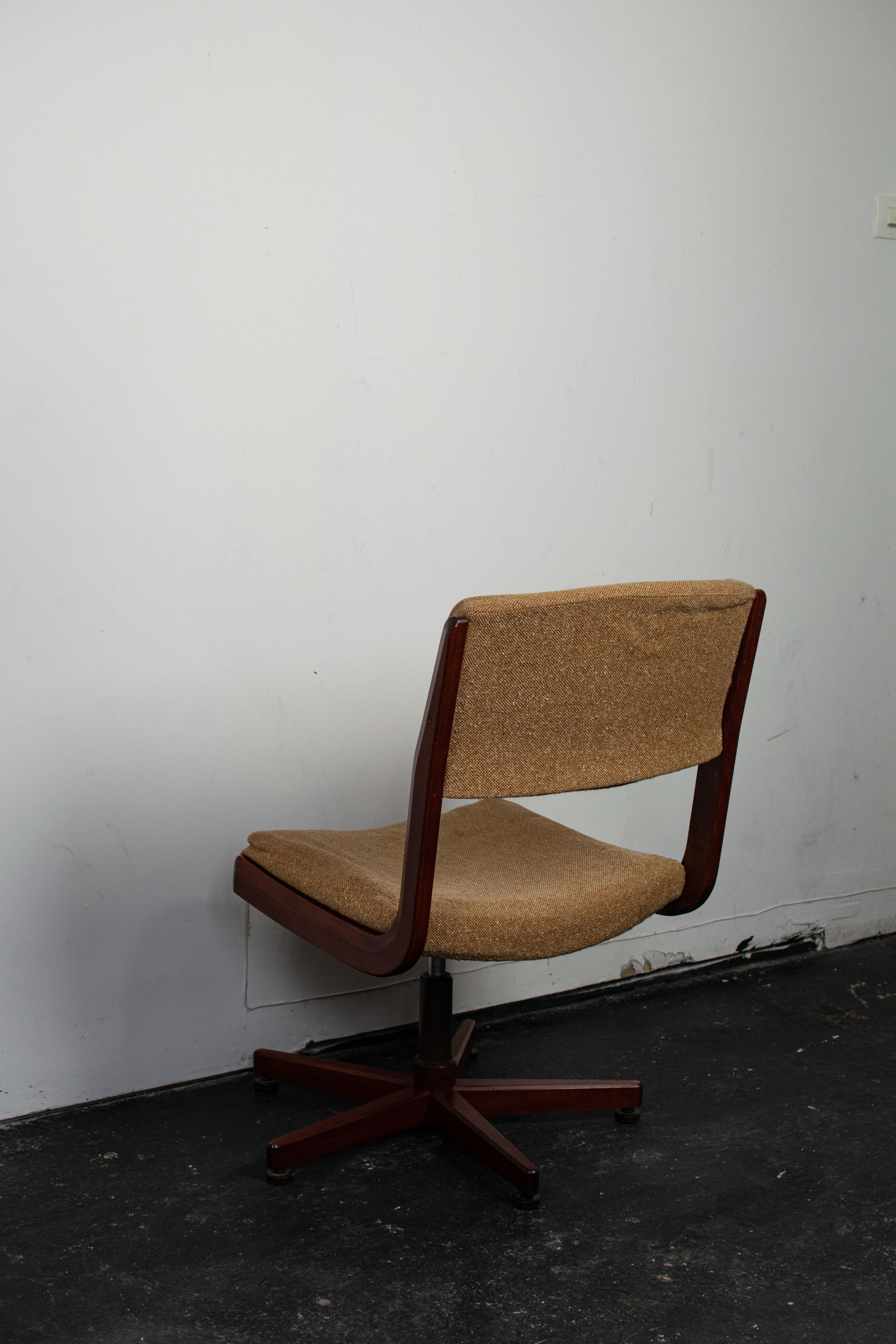 Mid-Century Modern Chaise pivotante en teck danoise mi-siècle, 1960
