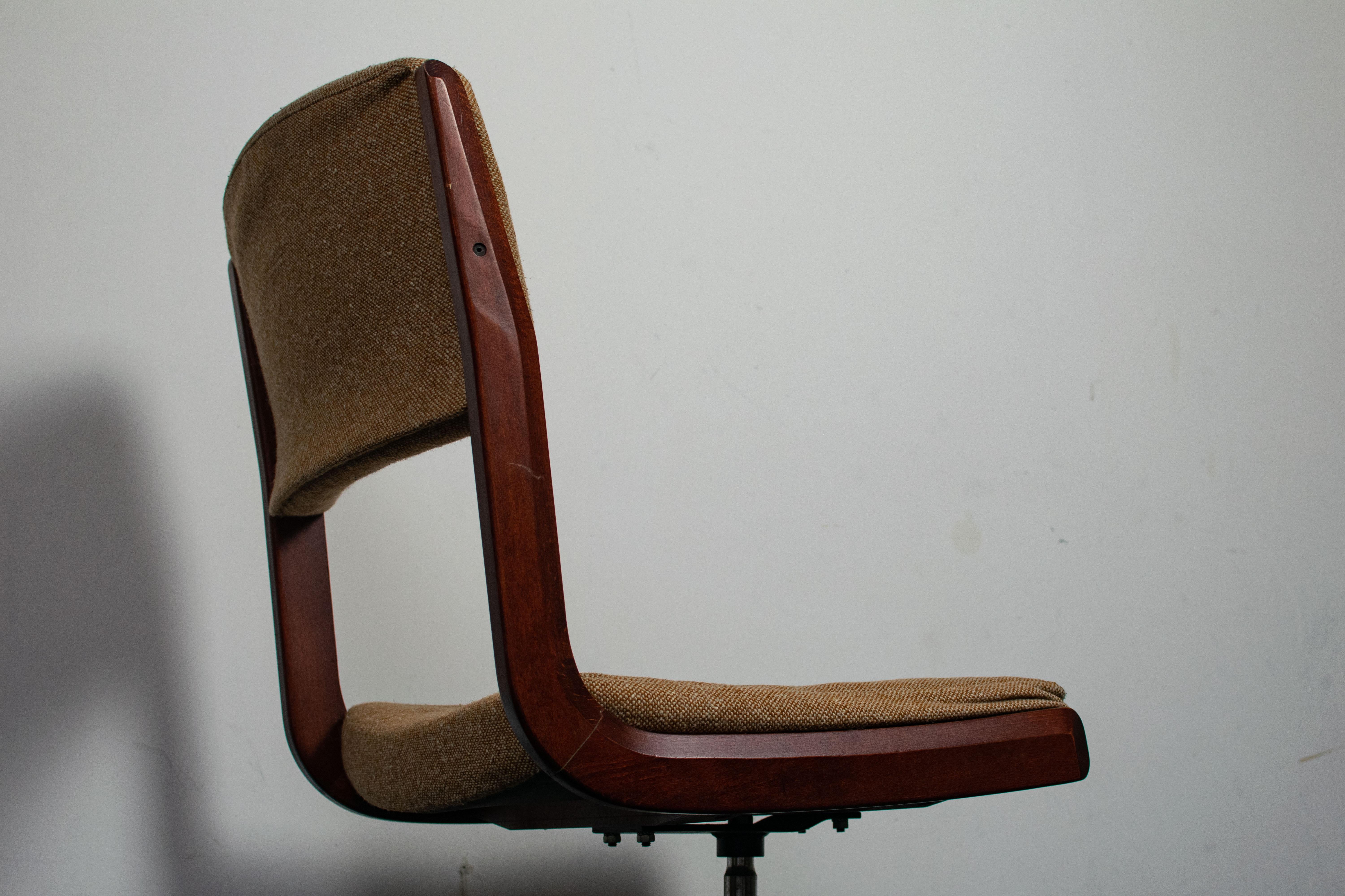 Milieu du XXe siècle Chaise pivotante en teck danoise mi-siècle, 1960