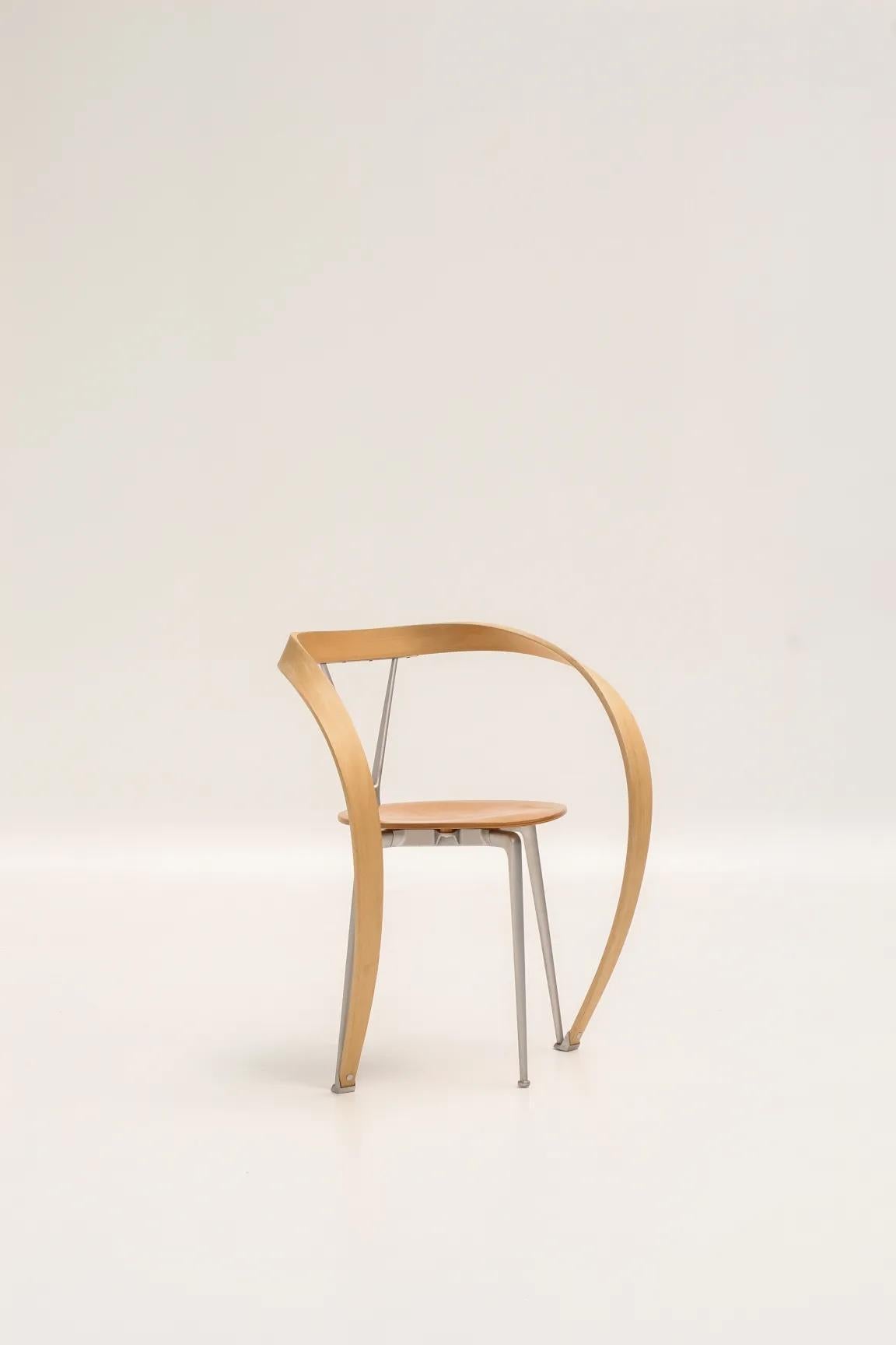 Chaise Reverse disegnata da Andrea Branzi per Cassina, un esempio radicale di design concettuale italiano.
Composta da un piètement en hêtre brut e da un dossier circolare invertito, Elle La interroga la funzione, la frontalità e l'oggetto in quanto