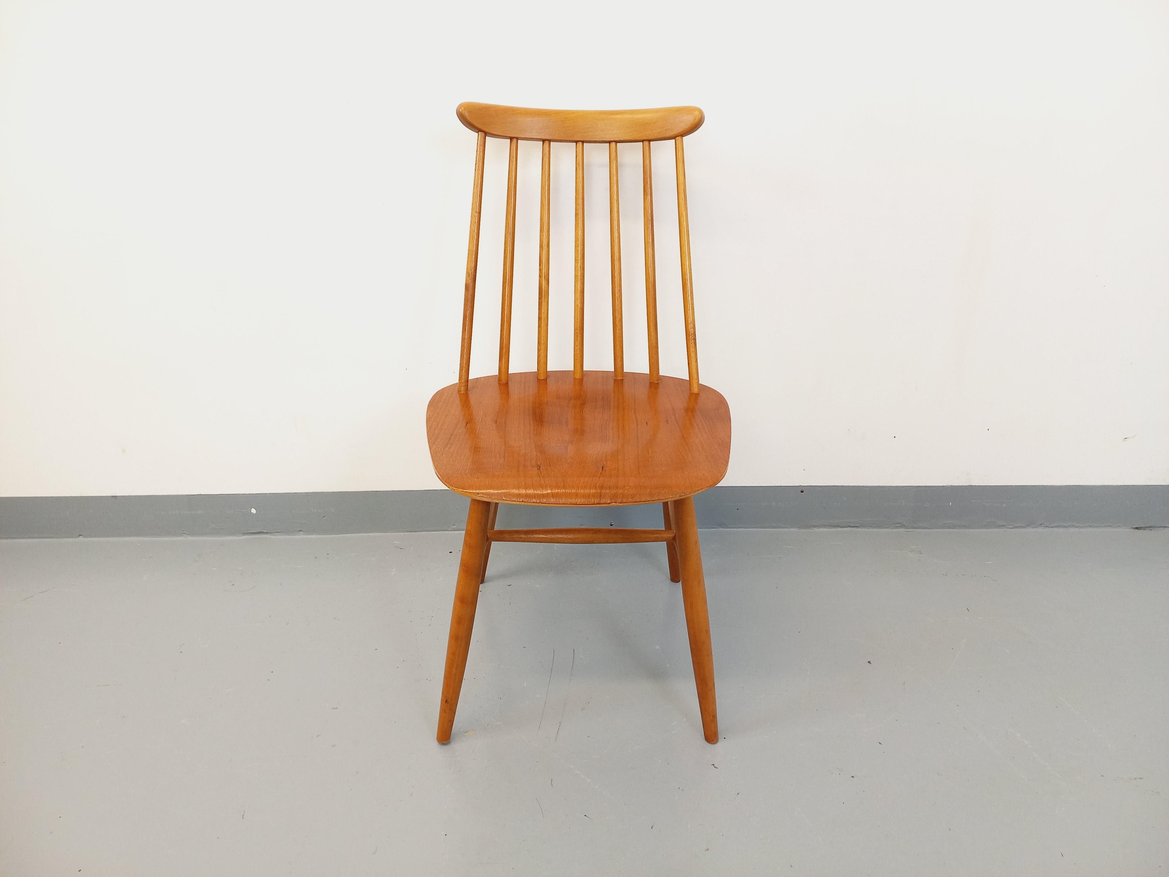 Chaise scandinave vintage des années 50 60, modèle suédois Fanett par Ilmari Boiovaara, structure en teck et bois de hêtre, dossier à 7 barreaux, très bon état.
Réf 240 518
Hauteur : 80,5 cm
Largeur : 45 cm
Profondeur : 42 cm
Hauteur assise : 42,5
