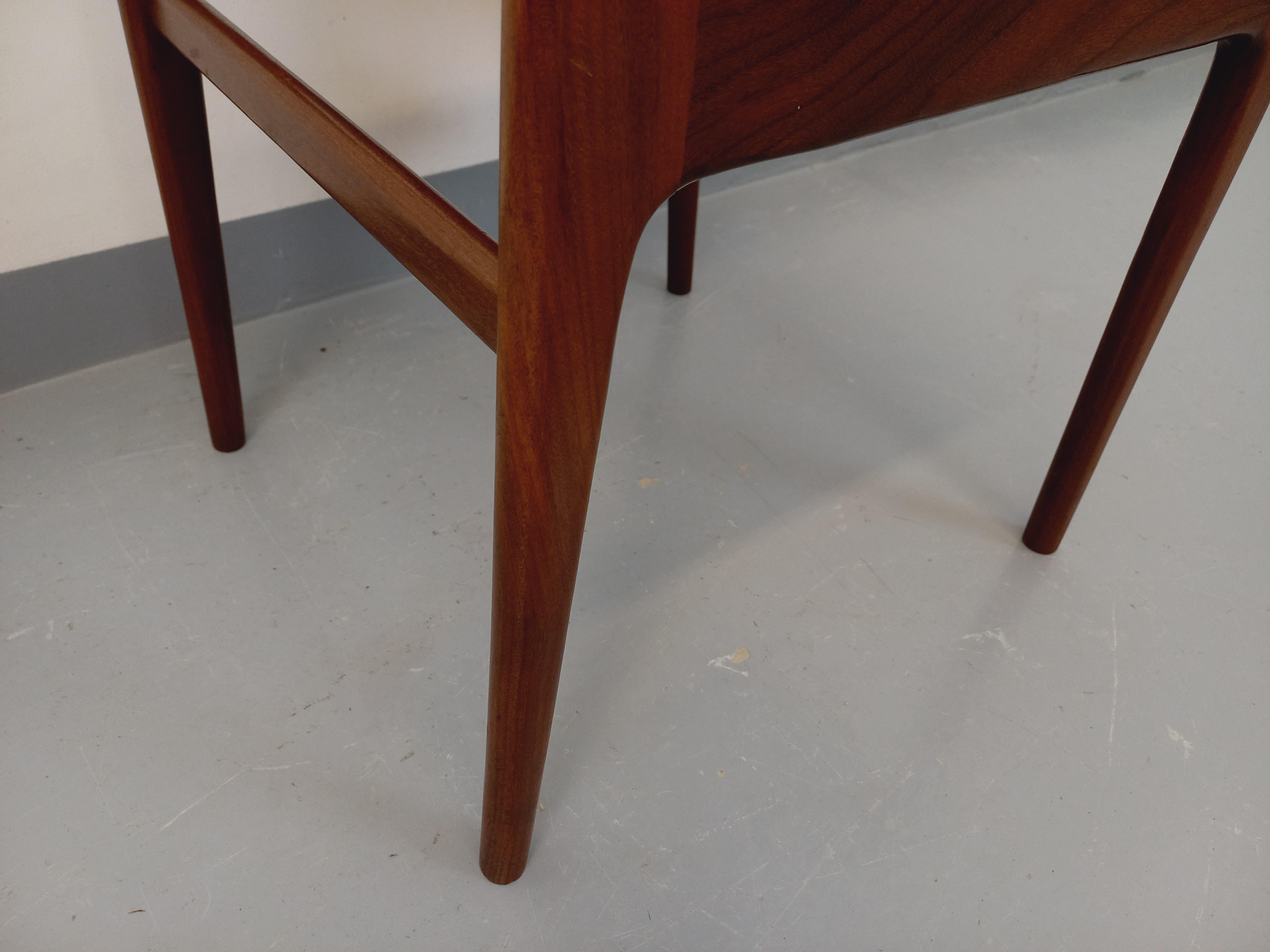 Chaise scandinave vintage des années 60, dans le style des designers danois Niels Otto Moller ou Kai Kristiansen, en teck, beau travail du bois tout en courbes, assise totalement rénovées en très joli tissu bouclette blanc, confort ferme, très bon