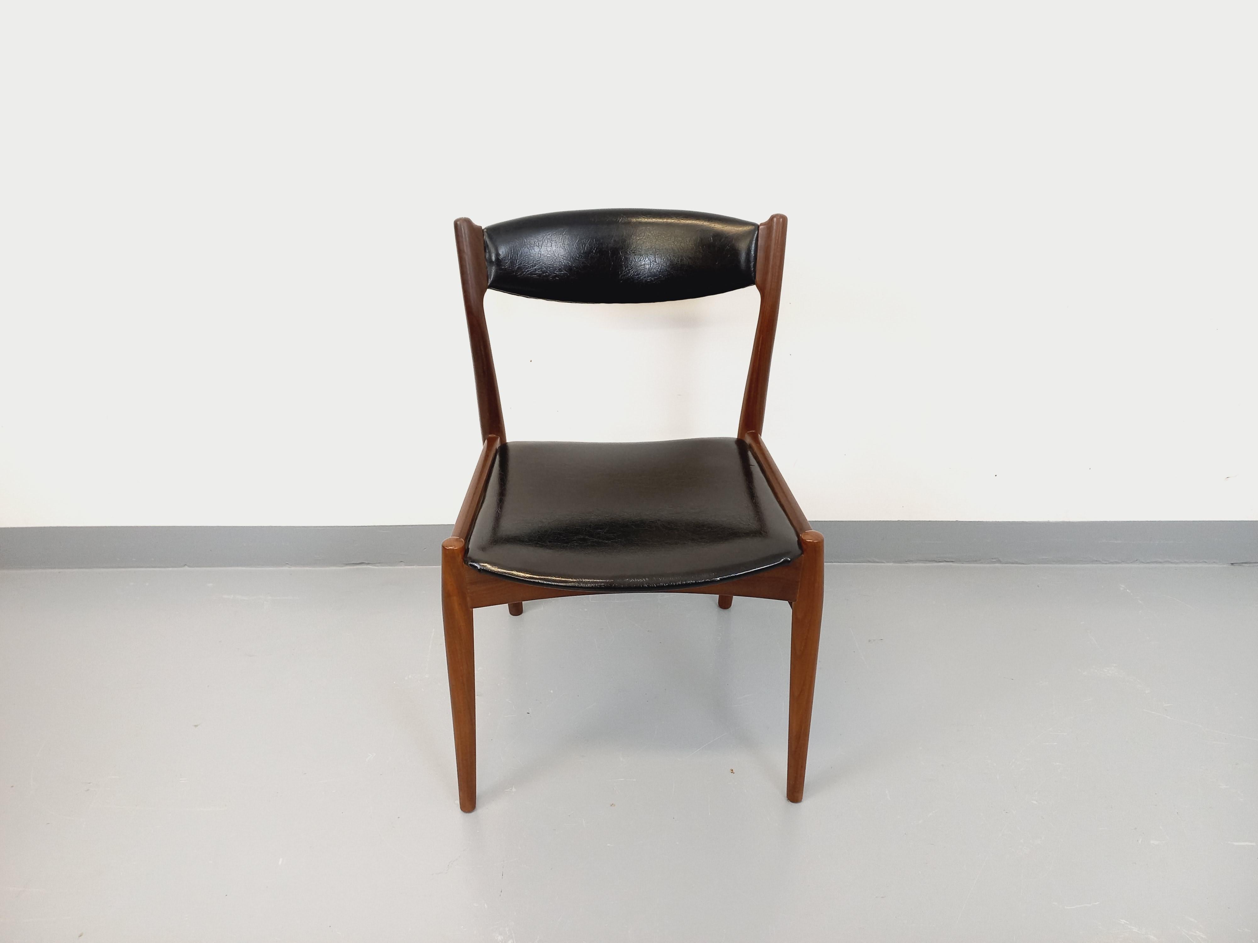 Chaise scandinave vintage en teck et skai des années 50 60 en venta 4