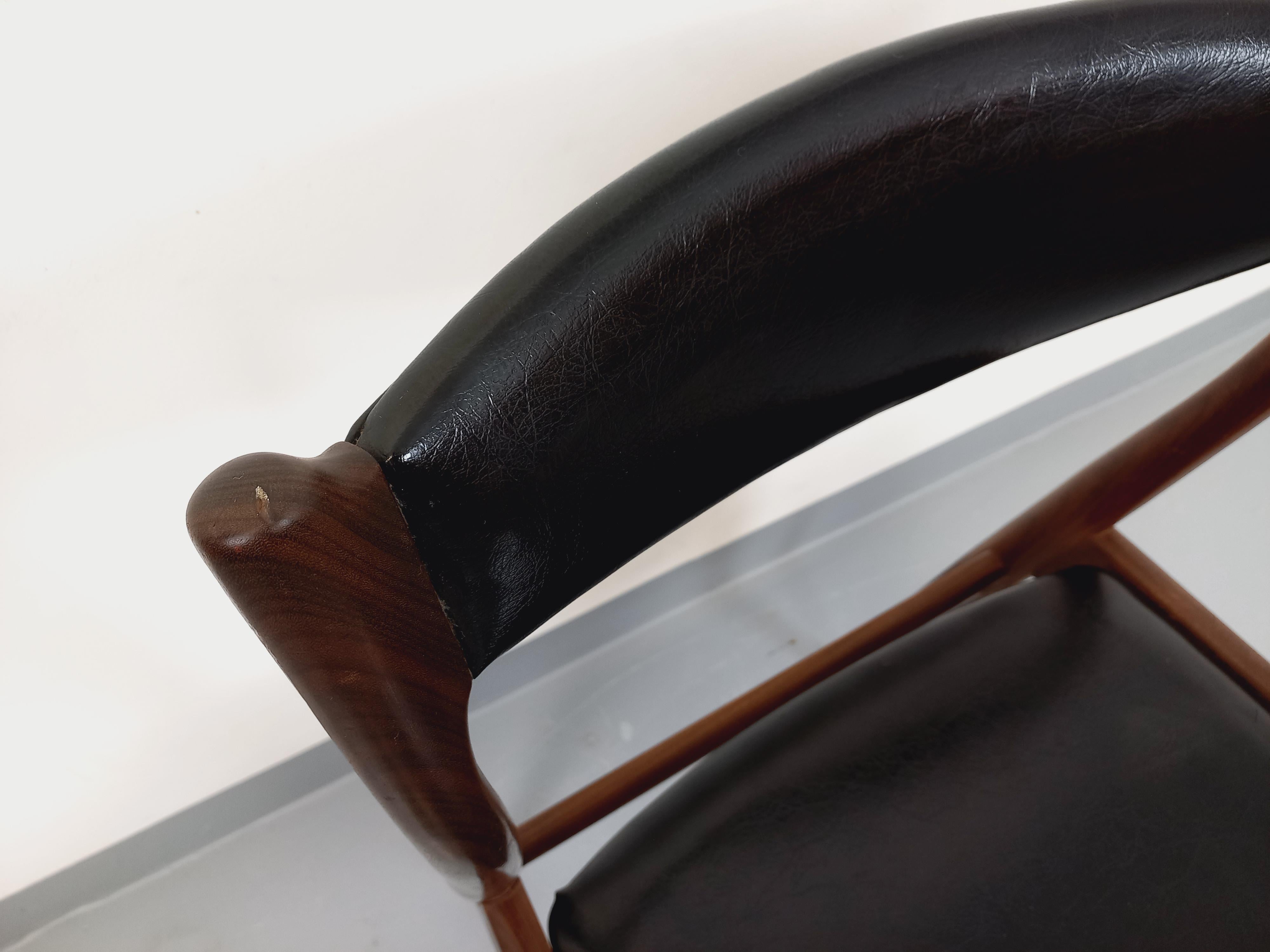 Chaise scandinave vintage en teck et skai des années 50 60 en venta 5