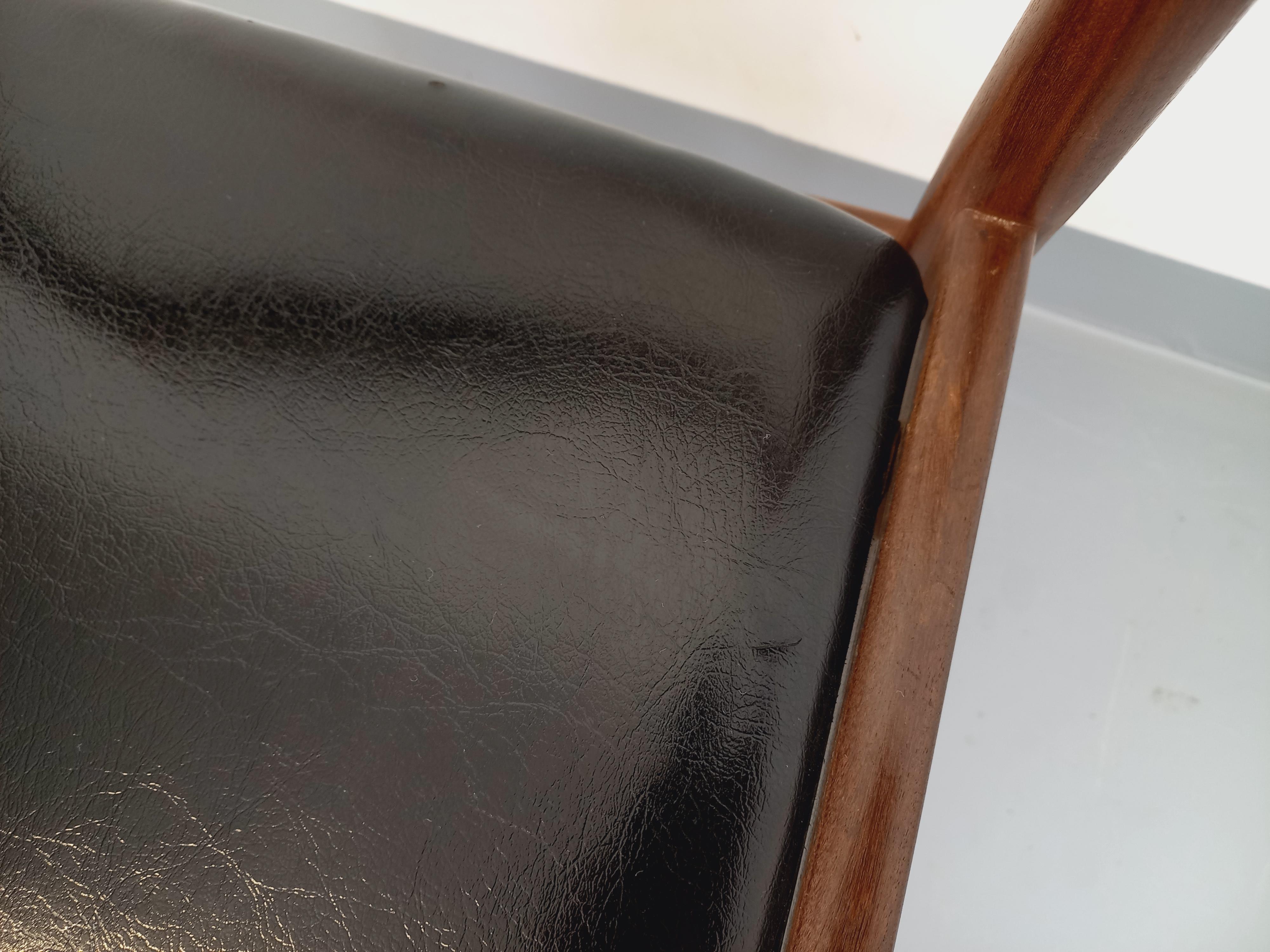 Chaise scandinave vintage en teck et skai des années 50 60 en venta 6