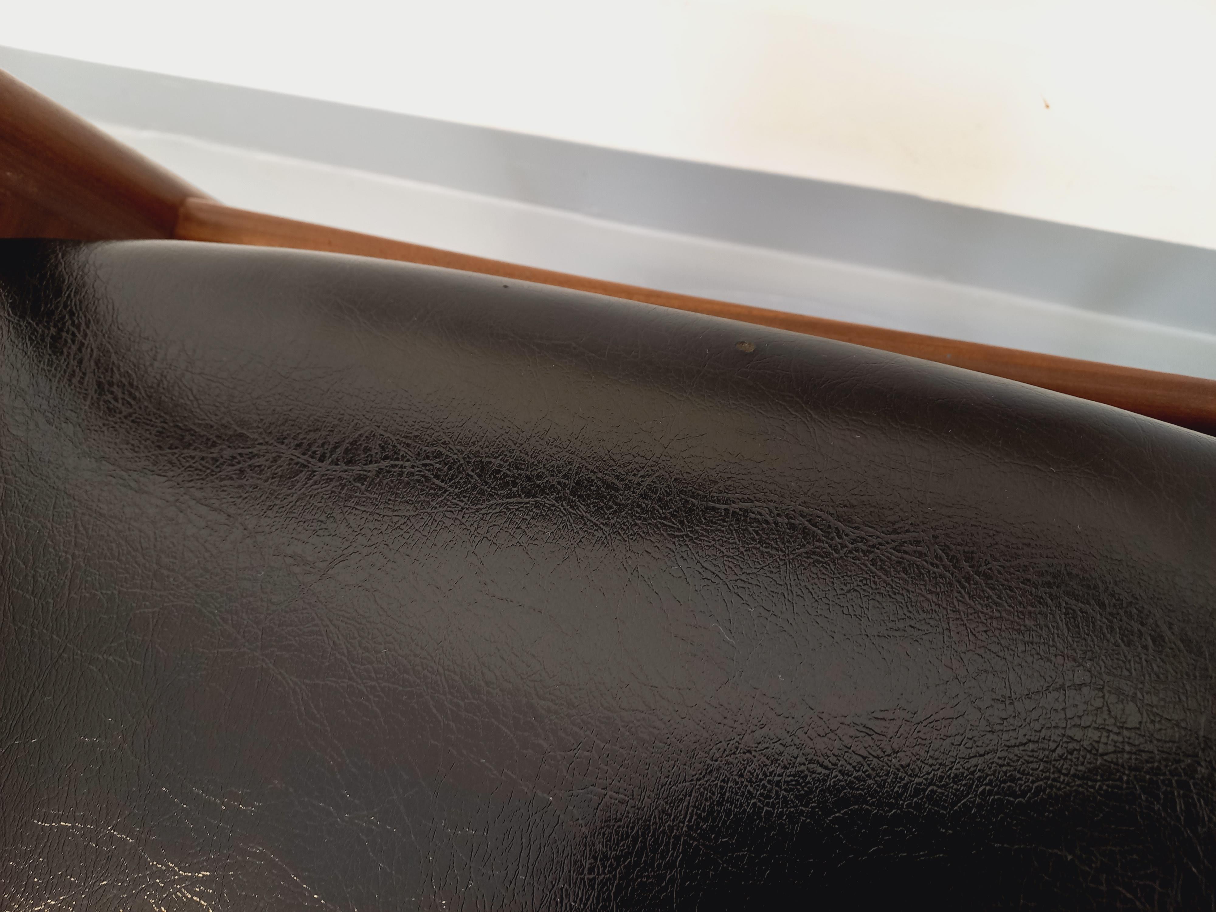 Chaise scandinave vintage en teck et skai des années 50 60 en venta 7