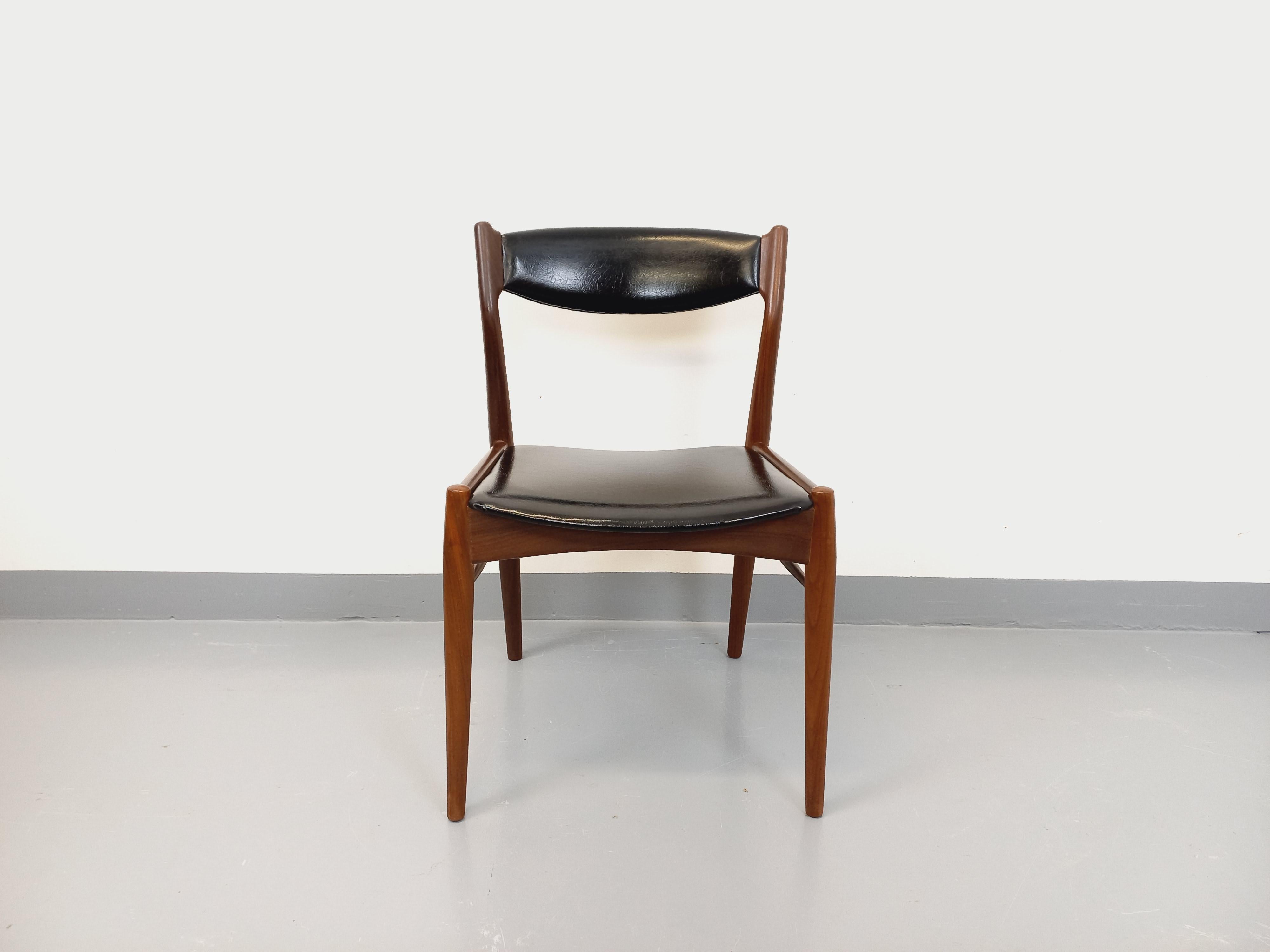 Chaise scandinave vintage des années 50 60, beau design scandinave, en bois de teck, dossier et assise en skai noir, bon état général avec des signes du temps qui passe, notamment quelques acrocs sur le skai (visibles sur les photos).
Ref 241