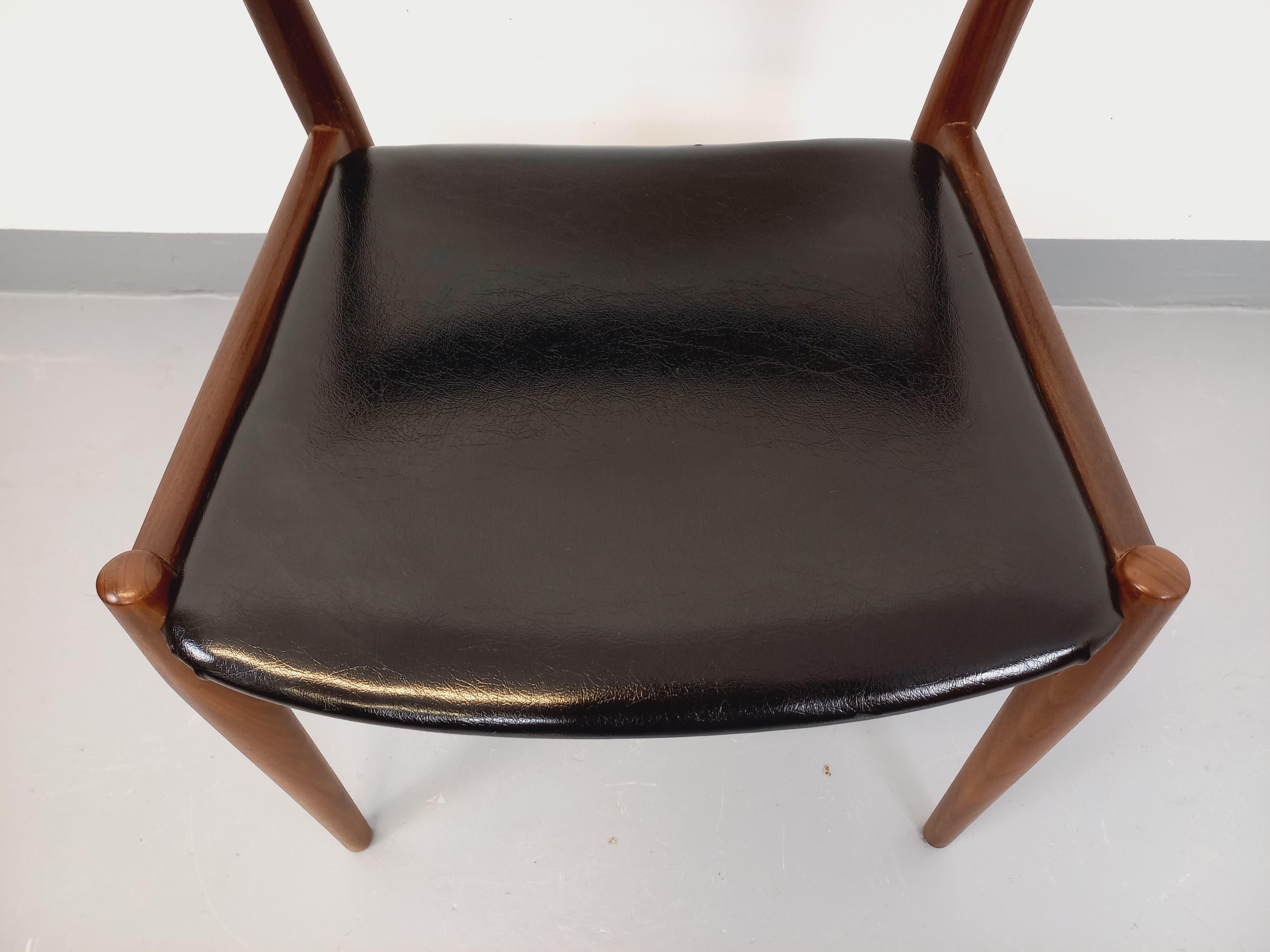 Chaise scandinave vintage en teck et skai des années 50 60 Francés en venta