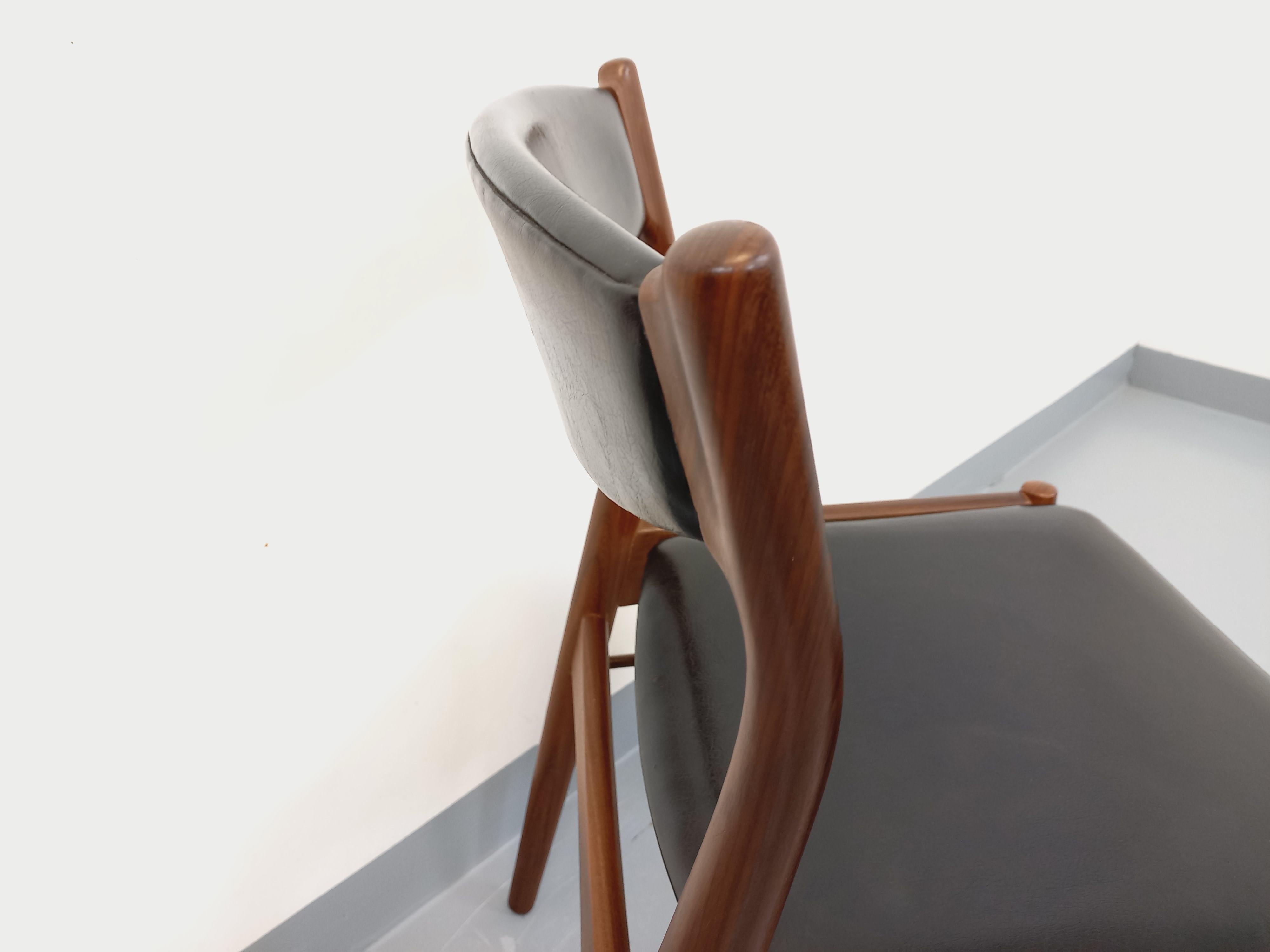 Chaise scandinave vintage en teck et skai des années 50 60 mediados del siglo XX en venta