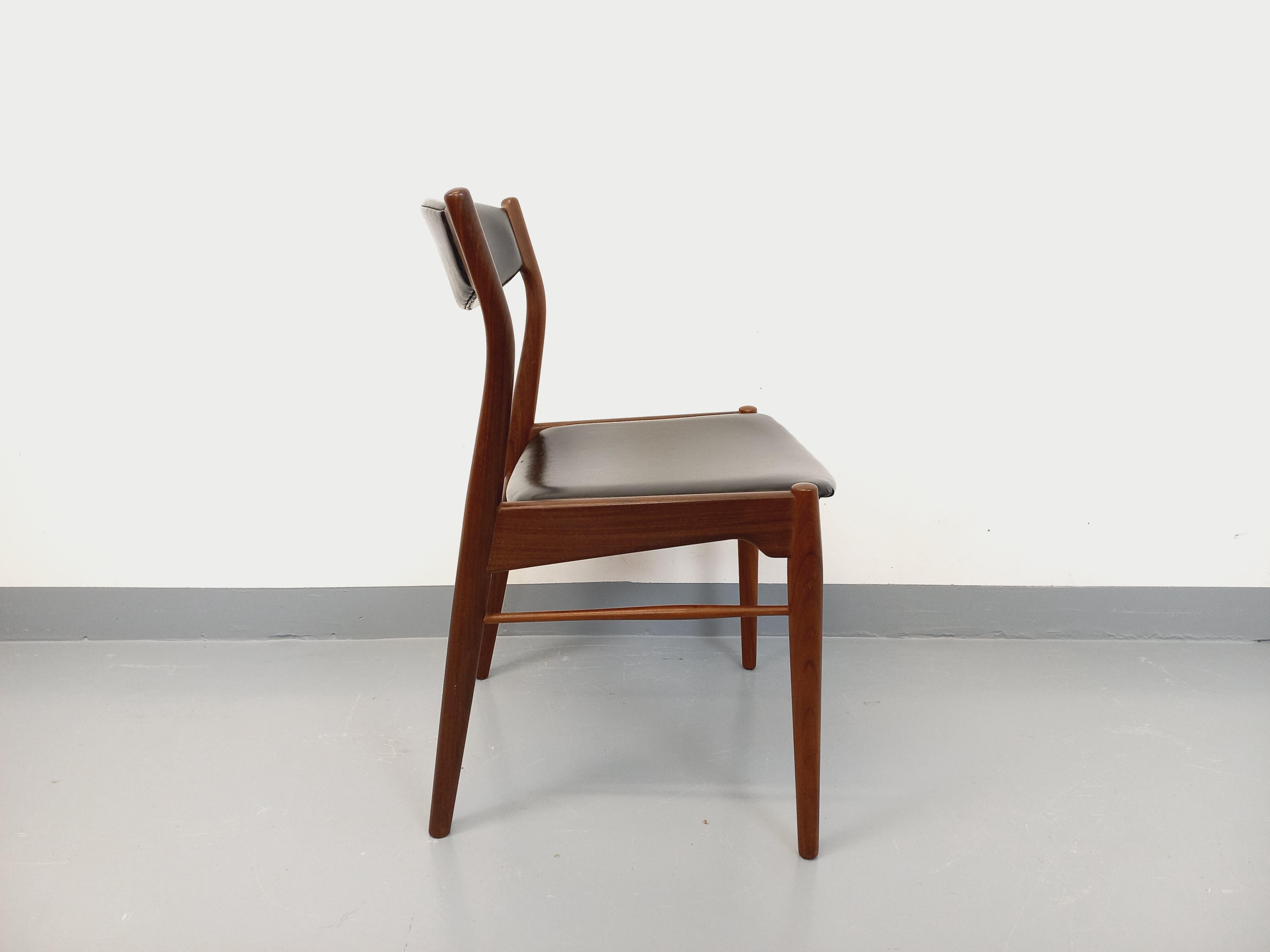Chaise scandinave vintage en teck et skai des années 50 60 Teca en venta