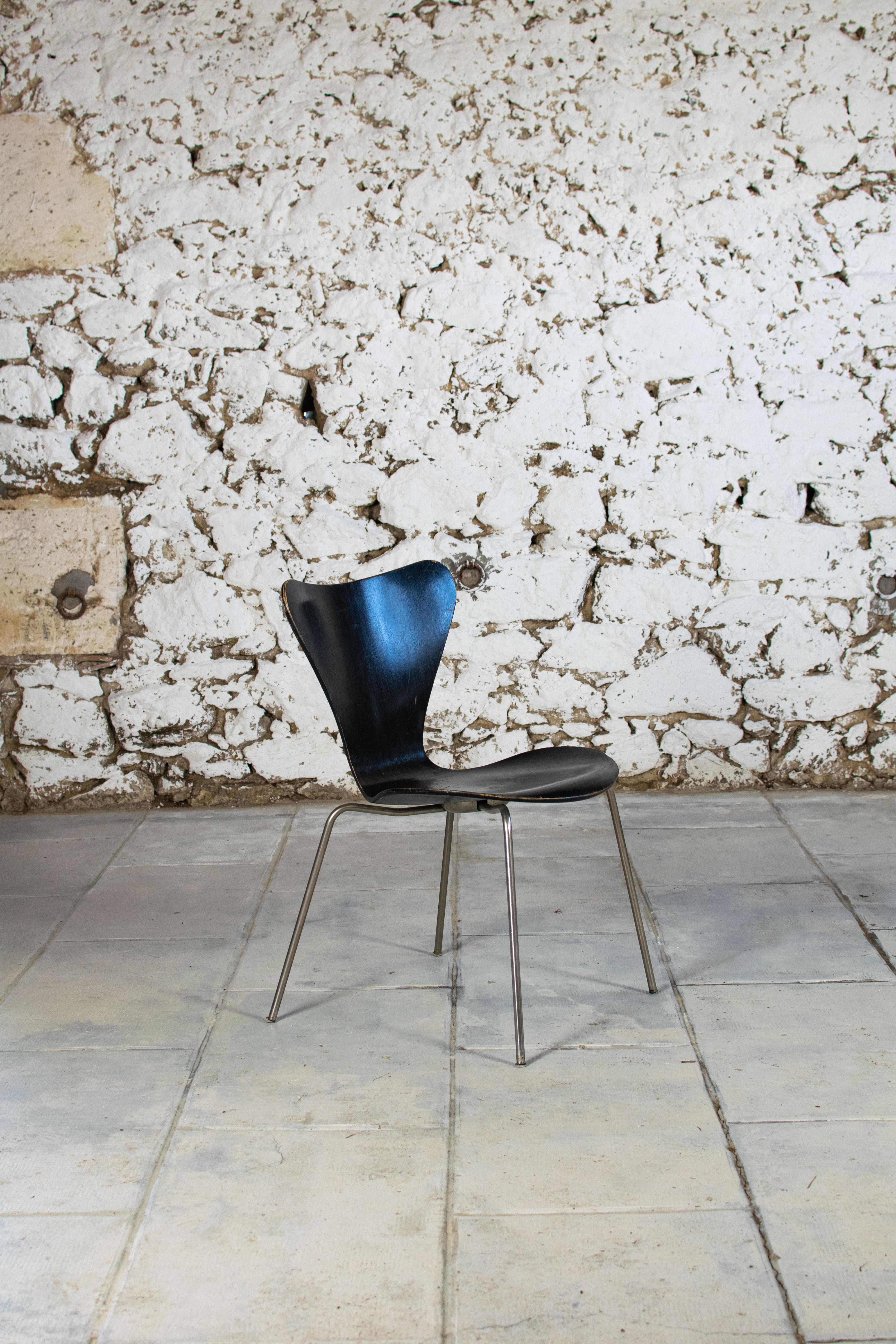 Grand classique du design la chaise Série 7 dessinée en 1955 par le designer danois Arne Jacobsen, est le best-seller de Fritz Hansen depuis des décennies. Ce modèle est l'aboutissement des recherches de Jacobsen sur les possibilité du bois courbé,