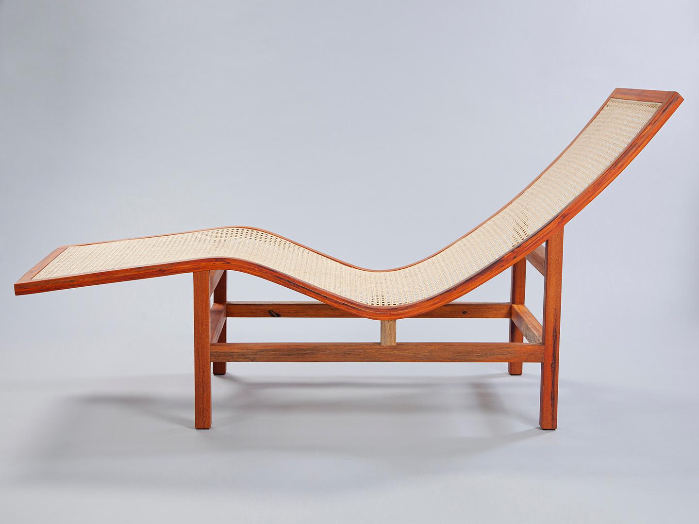 La Chaise Sossego a été créée pour offrir des moments de repos avec élégance et authenticité. Avec son design organique et sa construction entièrement en bois massif, il allie des lignes douces et fluides à la légèreté et au confort du cannage
