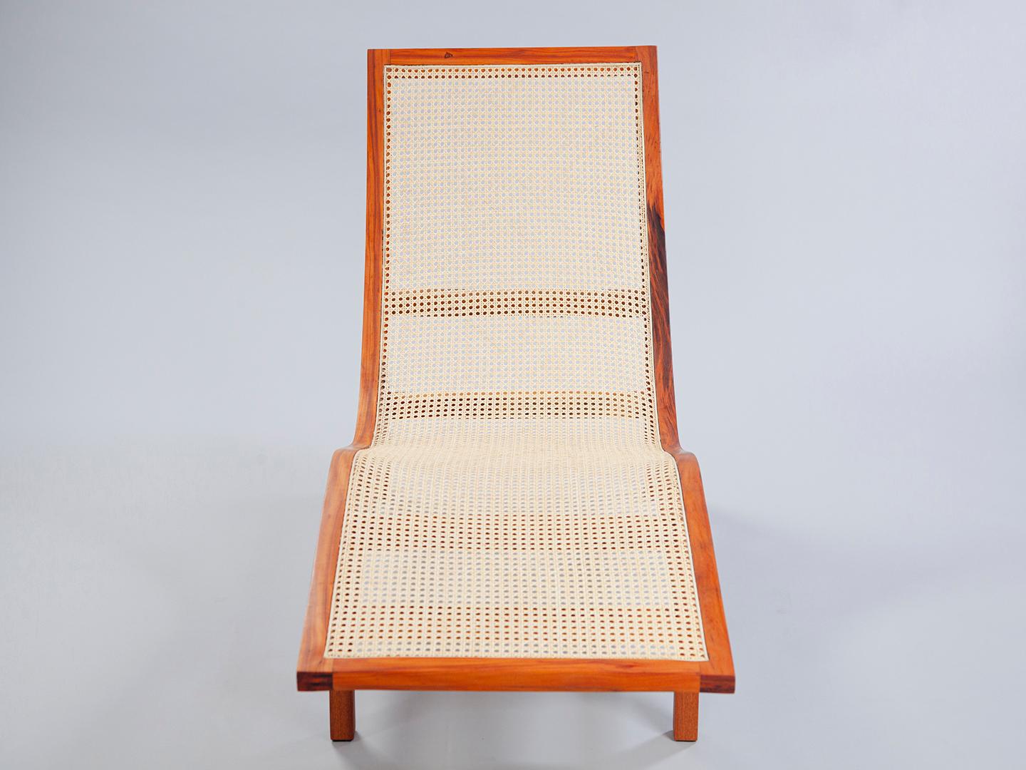 Brésilien Chaise Sossego en bois massif brésilien et paille naturelle en vente